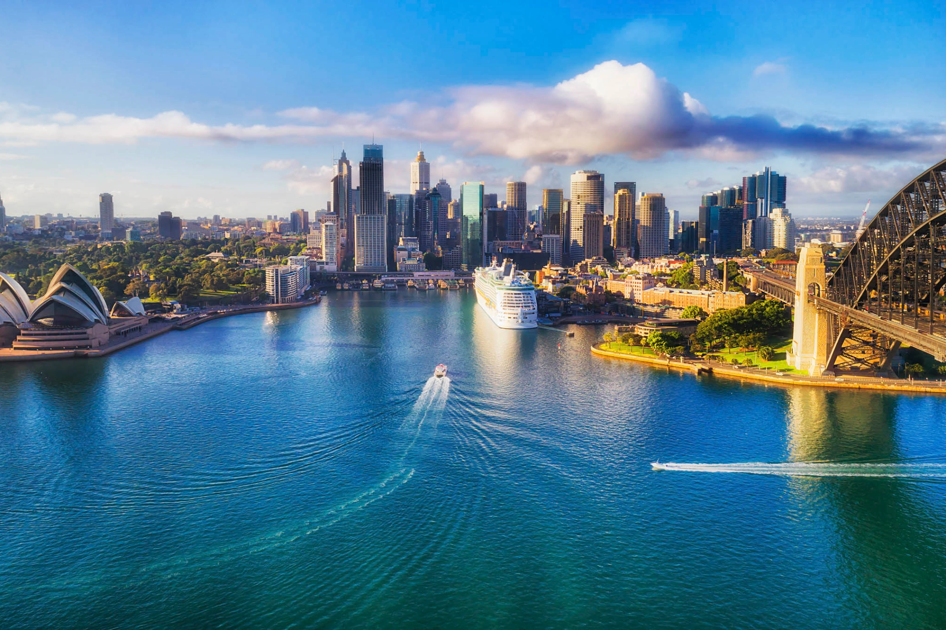 Risteily Sydneyn satamassa Utzonin kuuluisan oopperatalon kanssa
