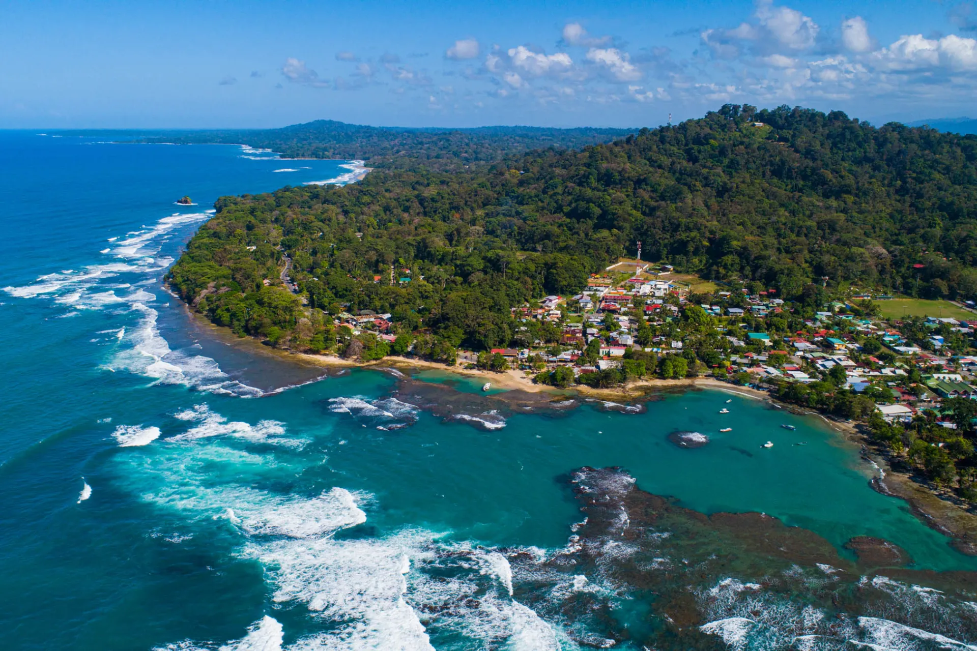 Ilmakuva Puerto Viejosta Costa Rican Karibian rannikolla