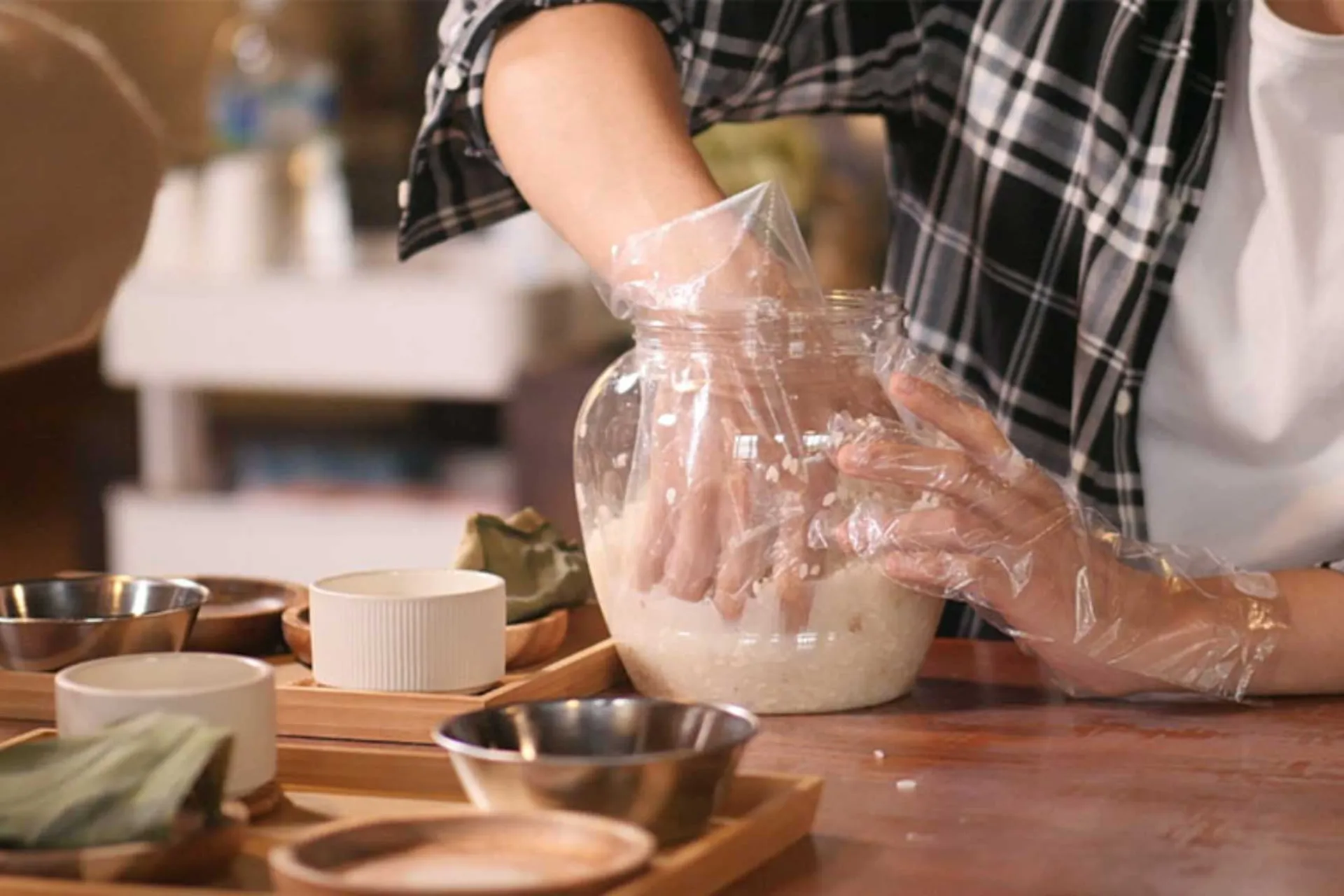 Perinteistä korealaista riisiviiniä makgeollia valmistetaan yhä vanhoilla menetelmillä