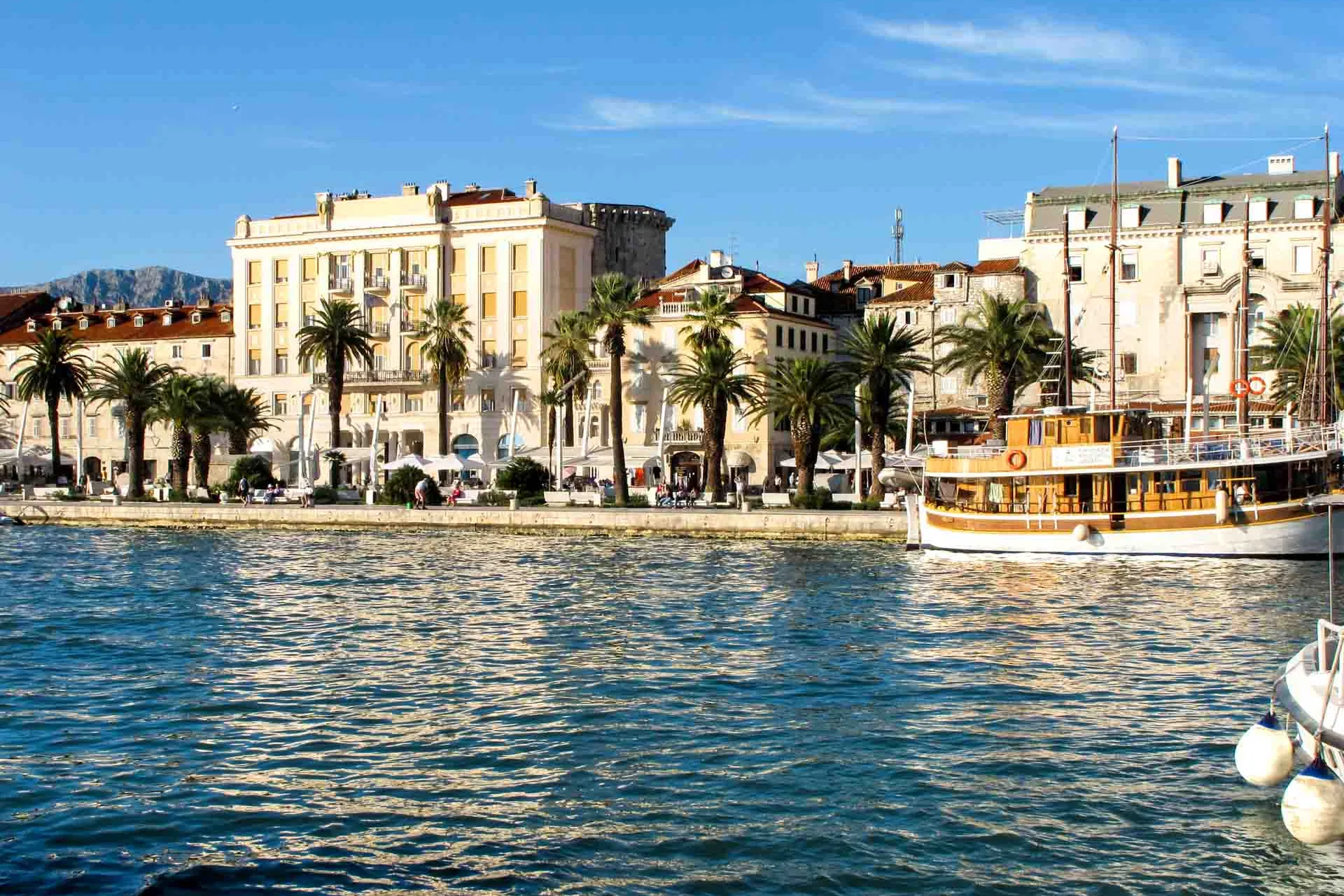 Rantakatu Splitissä – tunnettu Riva-promenadina