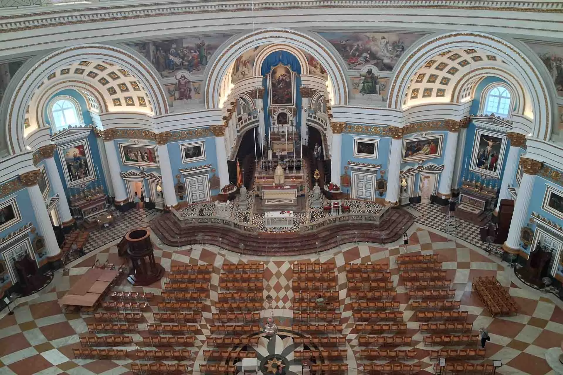 Mosta Domen sisätila, yksi Maltan vaikuttavimmista kirkoista ja maailman suurimmista kupoleista Mosta Domen sisätila, yksi Maltan vaikuttavimmista kirkoista ja maailman suurimmista kupoleista