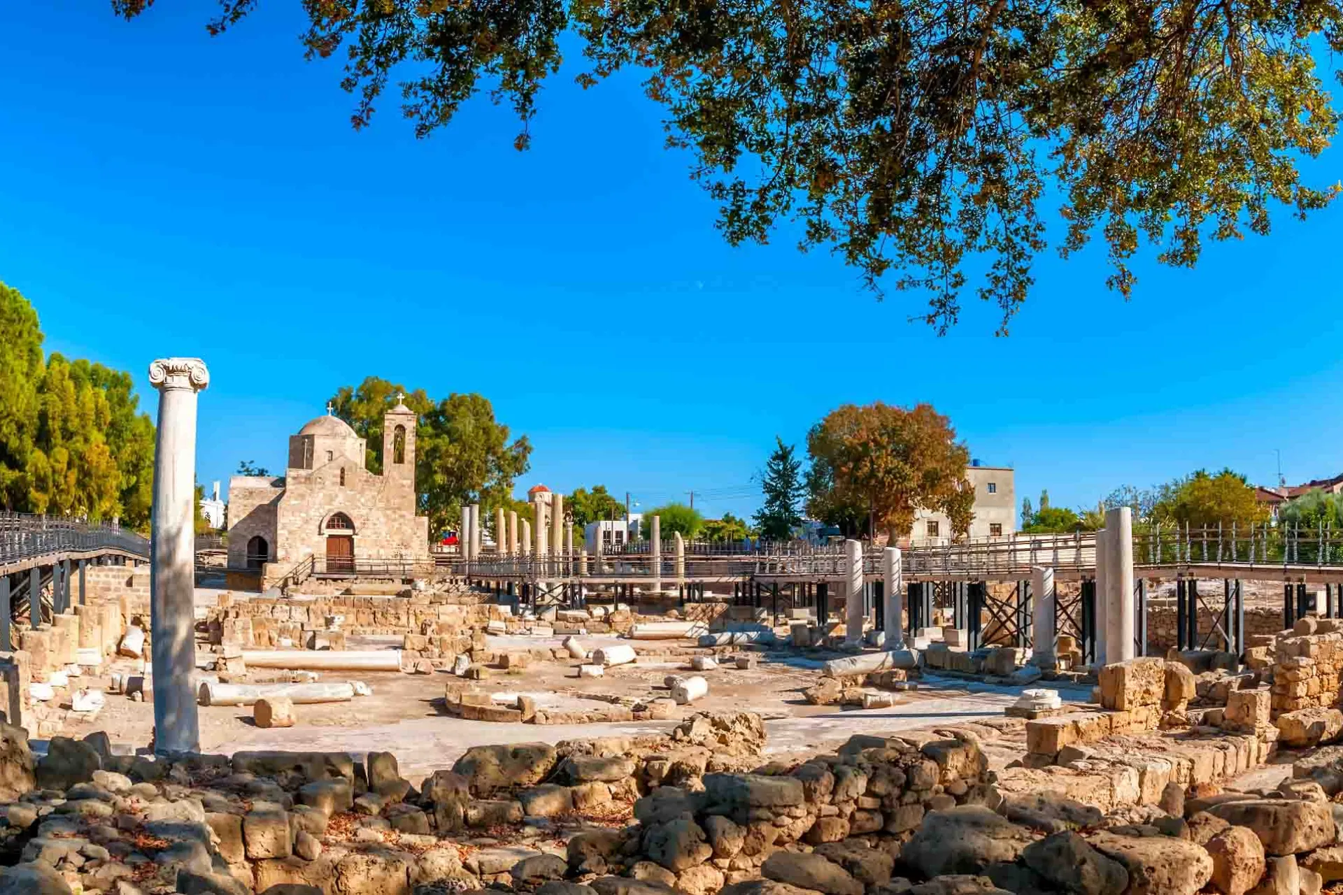 Pyhän Paavalin pylväs ja Panagia Chrysopolitissa -basilika Paphoksessa, rakennettu 400-luvulla jaa. Pyhän Paavalin pylväs ja Panagia Chrysopolitissa -basilika Paphoksessa, rakennettu 400-luvulla jaa.