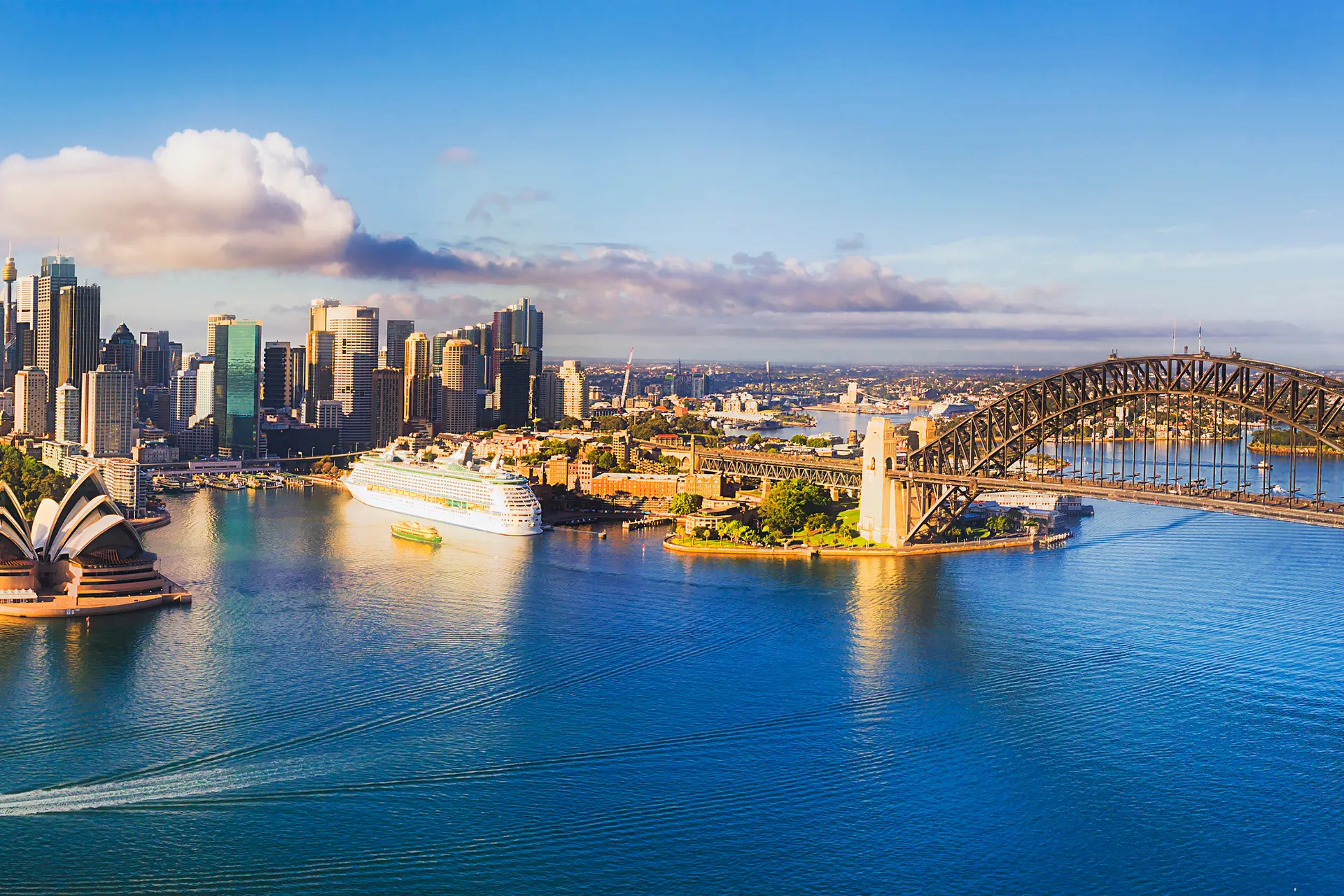 Sydneyn satama Utzonin kuuluisan oopperatalon ja "uudenvuoden ilotulitussillan" kanssa