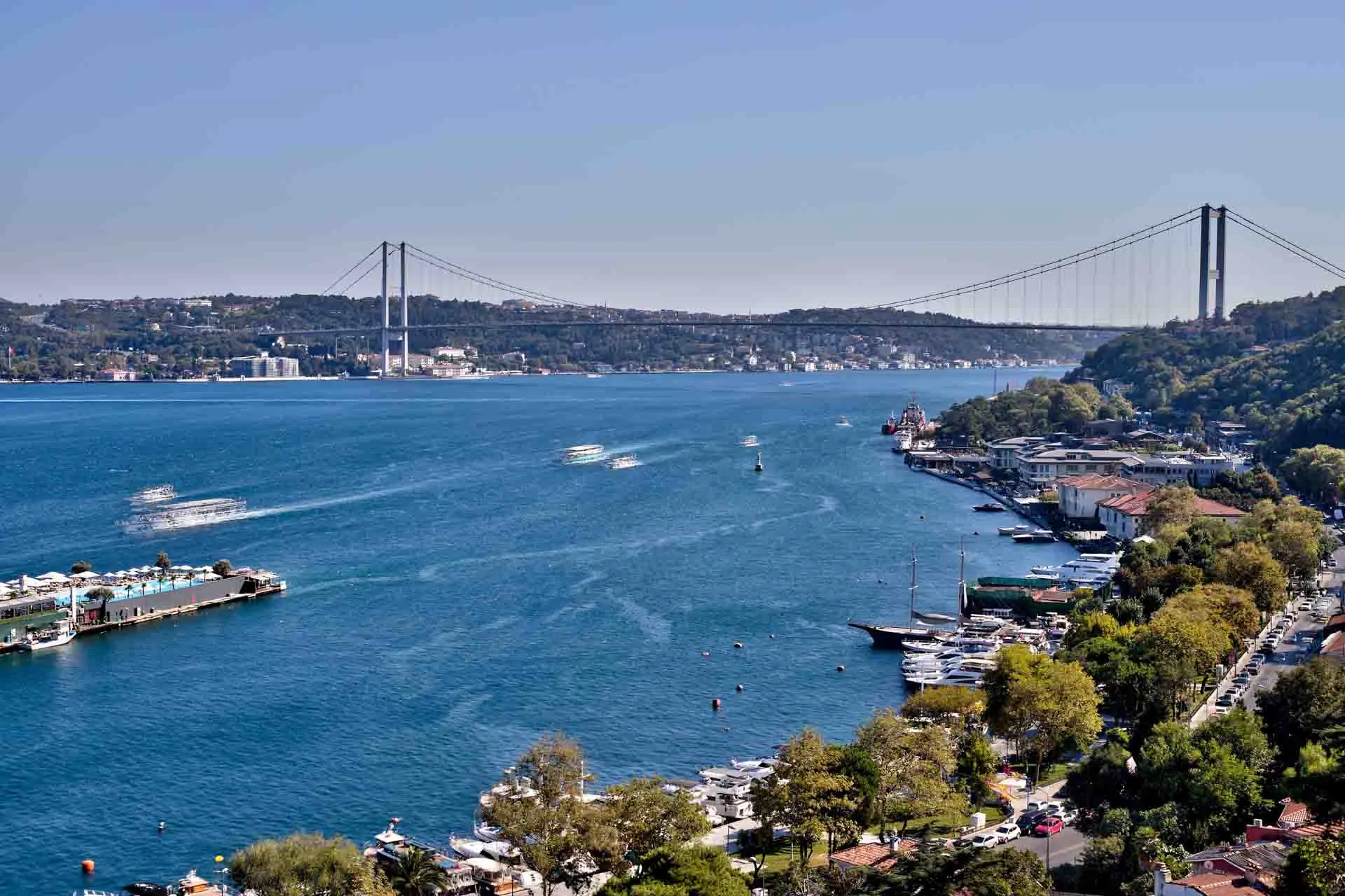 Bosporinsalmi erottaa Euroopan ja Aasian ja yhdistää Mustanmeren Marmaranmereen