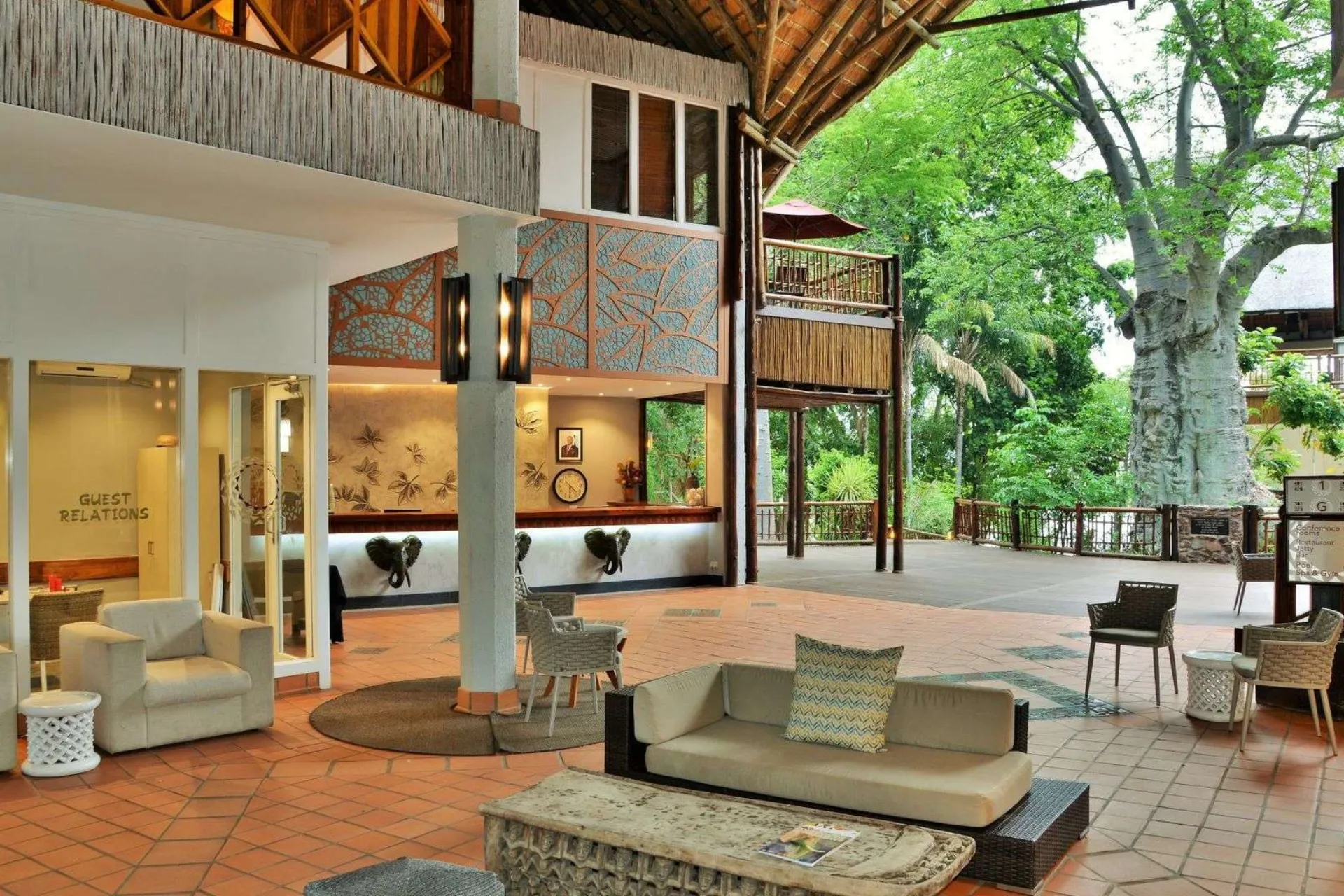 Mowana Lodgen vastaanotto, näkymä suurelle baobab-puulle