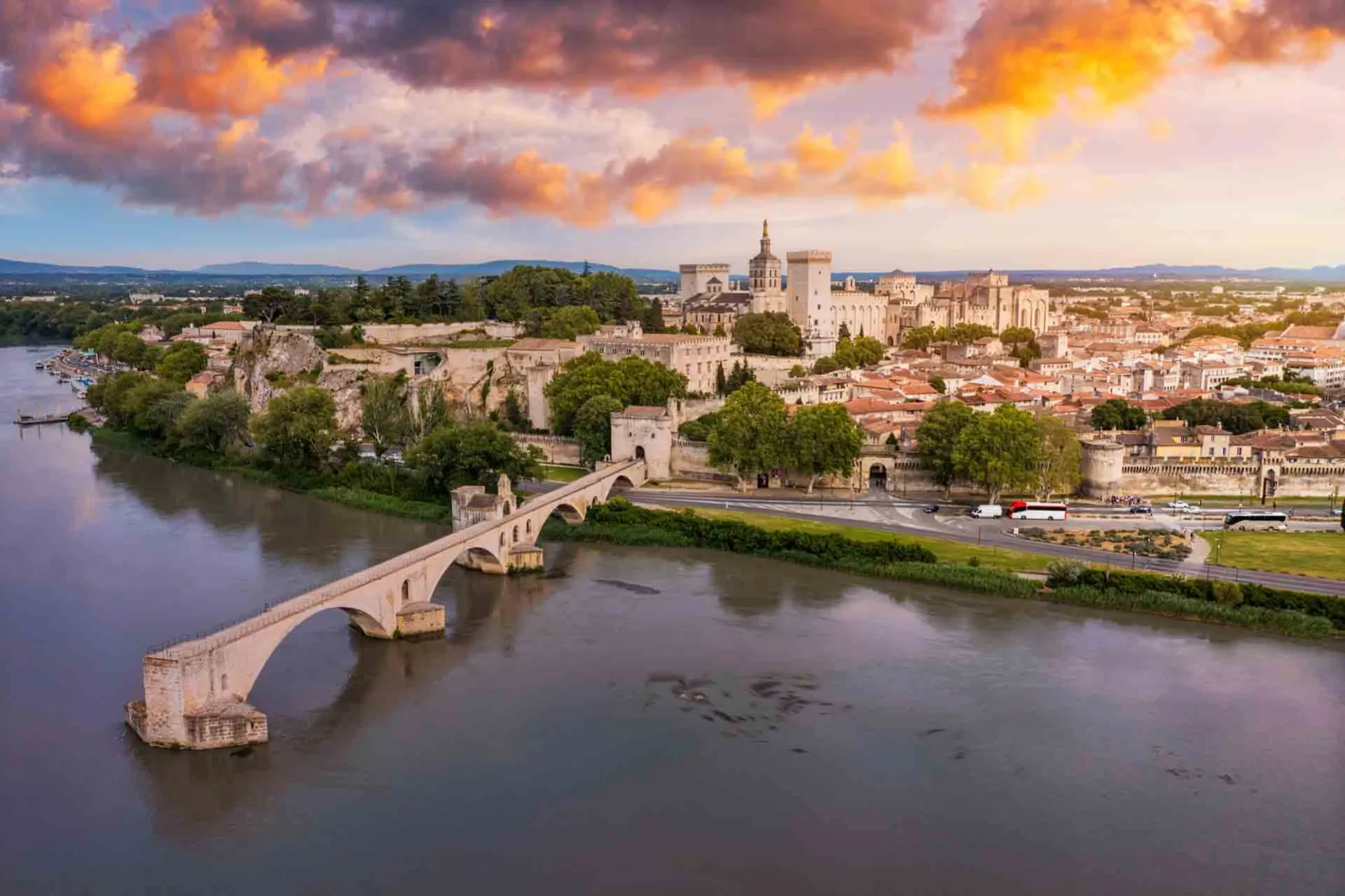Pont Saint-Bénézet (tunnetaan myös nimellä Pont d’Avignon) Rhône-joen yli Avignon taustalla