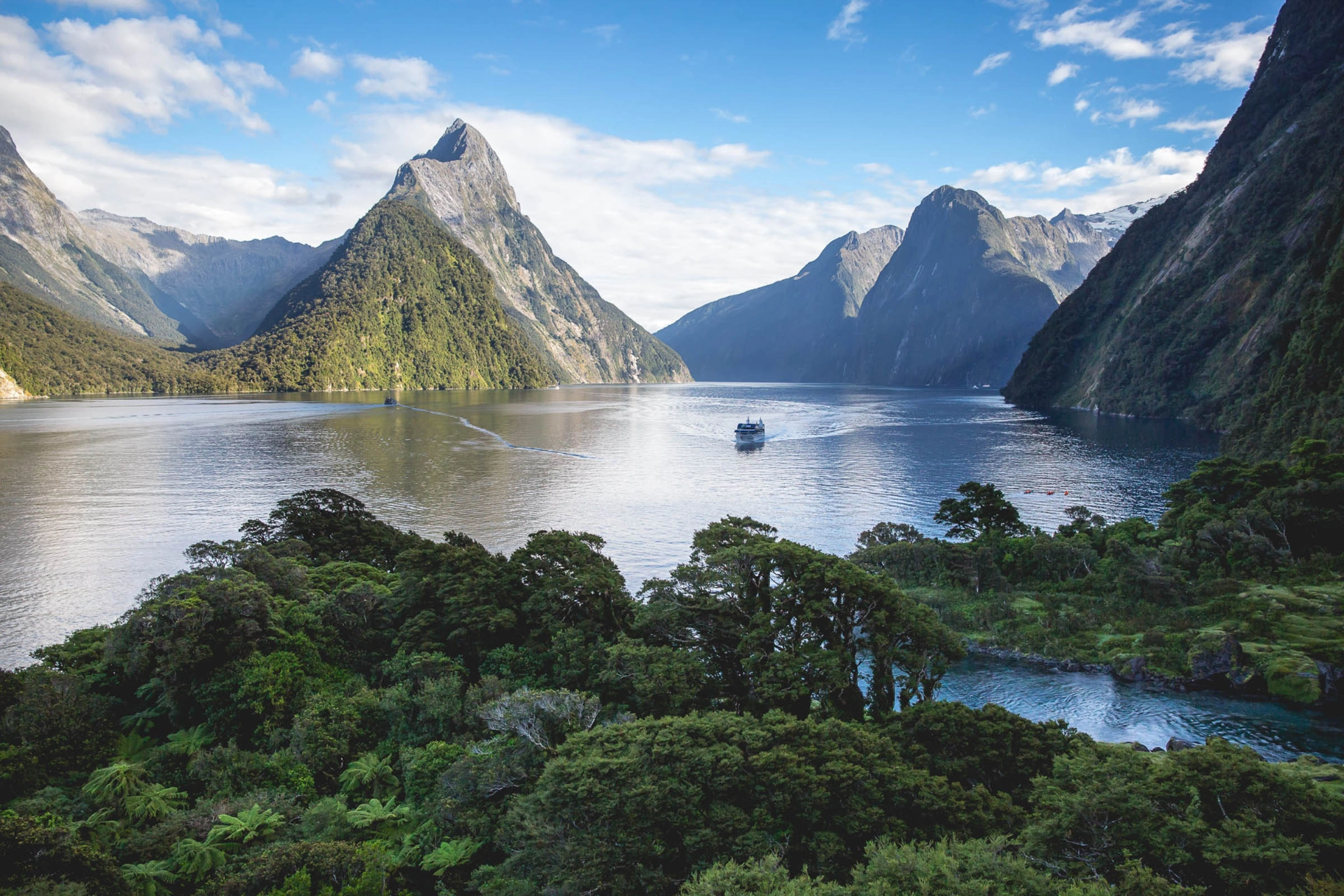 Milford Sound Fiordlandin kansallispuistossa, taustalla Mitre Peak