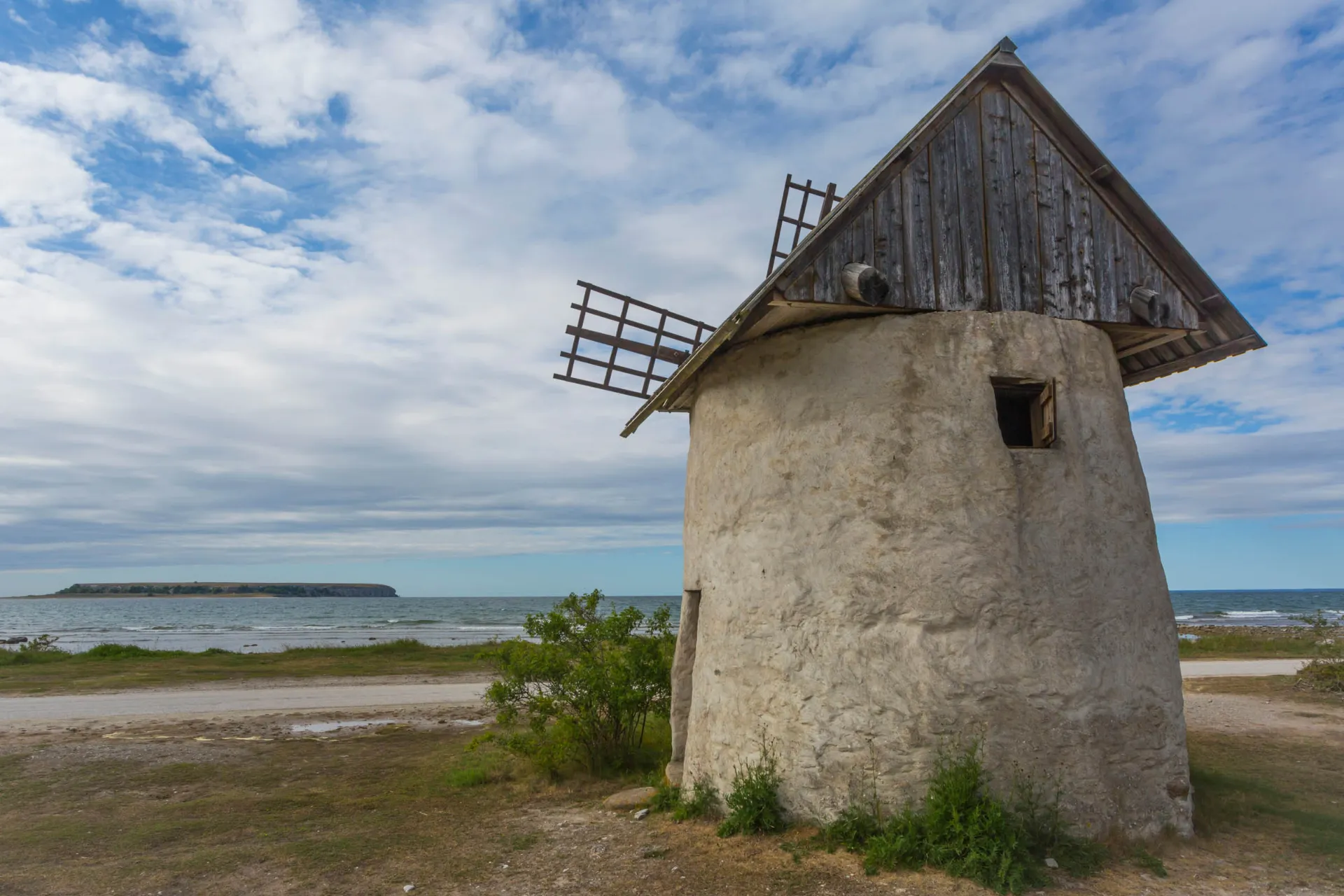 Perinteinen tuulimylly Gotlannissa Perinteinen tuulimylly Gotlannissa