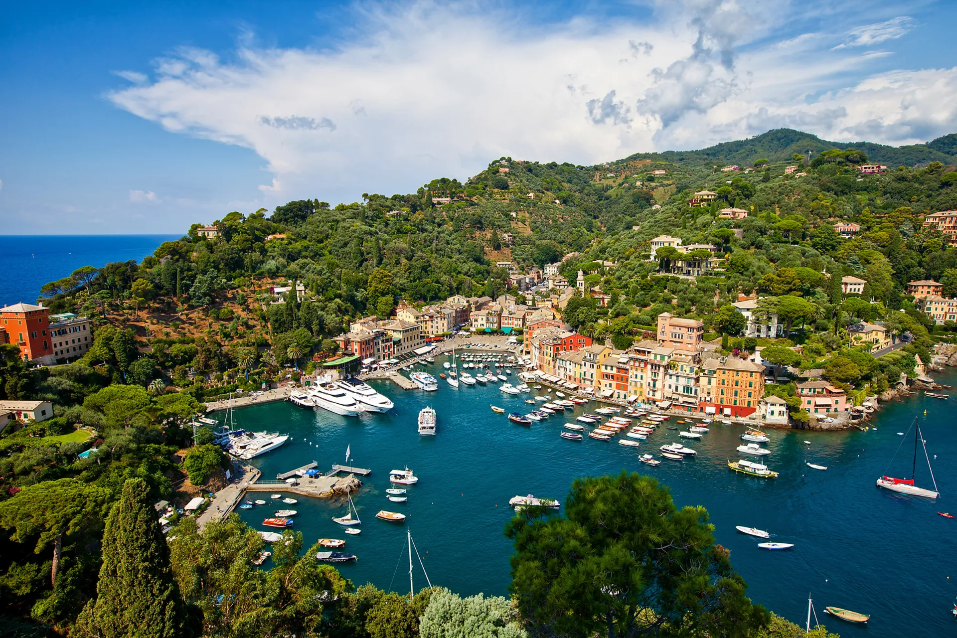 Näkymä Portofinoon venesatamineen Näkymä Portofinoon venesatamineen