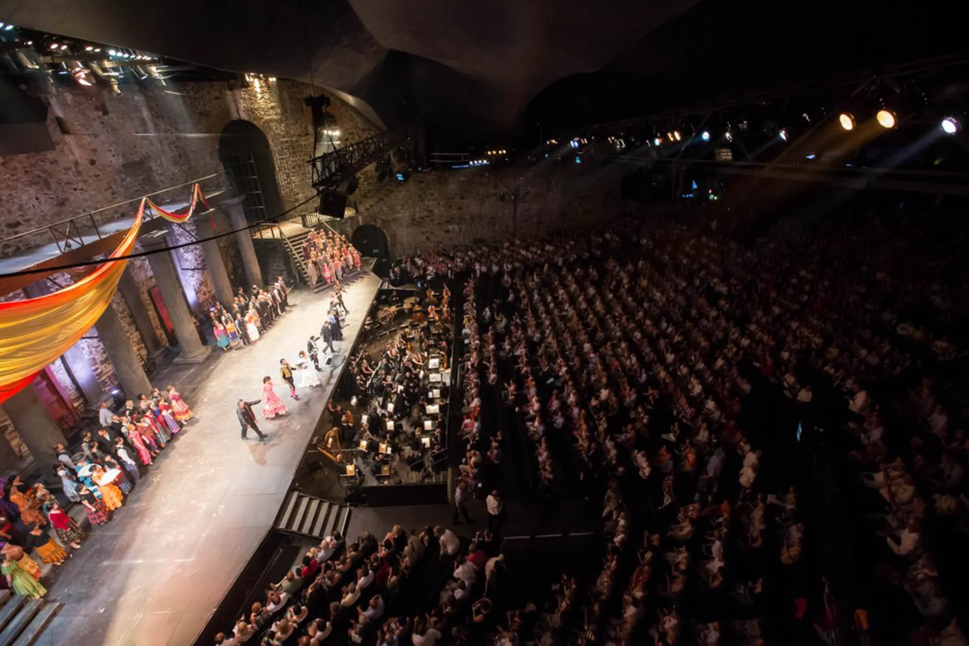 Oopperalaulajat vastaanottavat yleisön suosionosoitukset