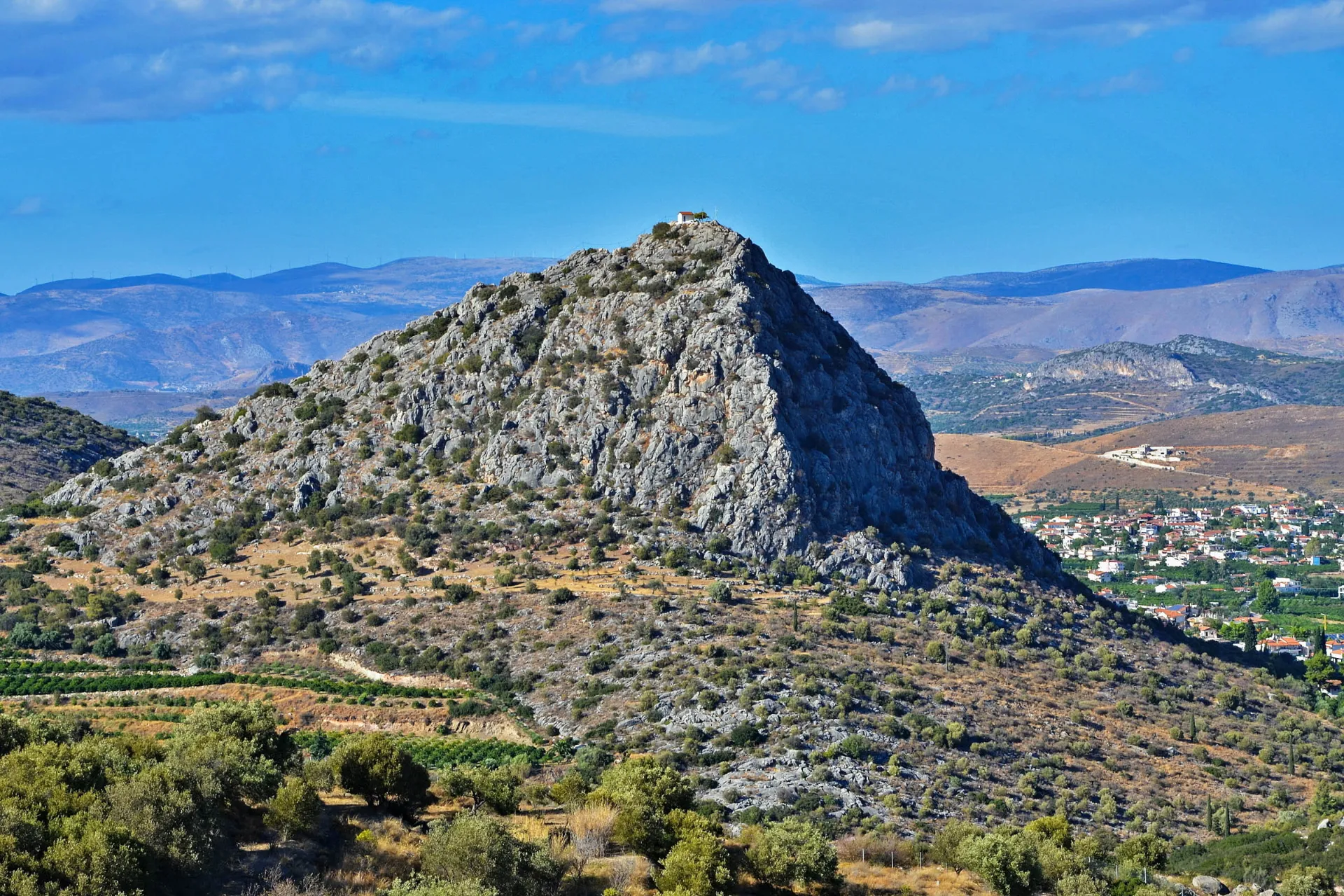 Larisakukkula lähellä Argosta, jonka huipulla on pieni kirkko