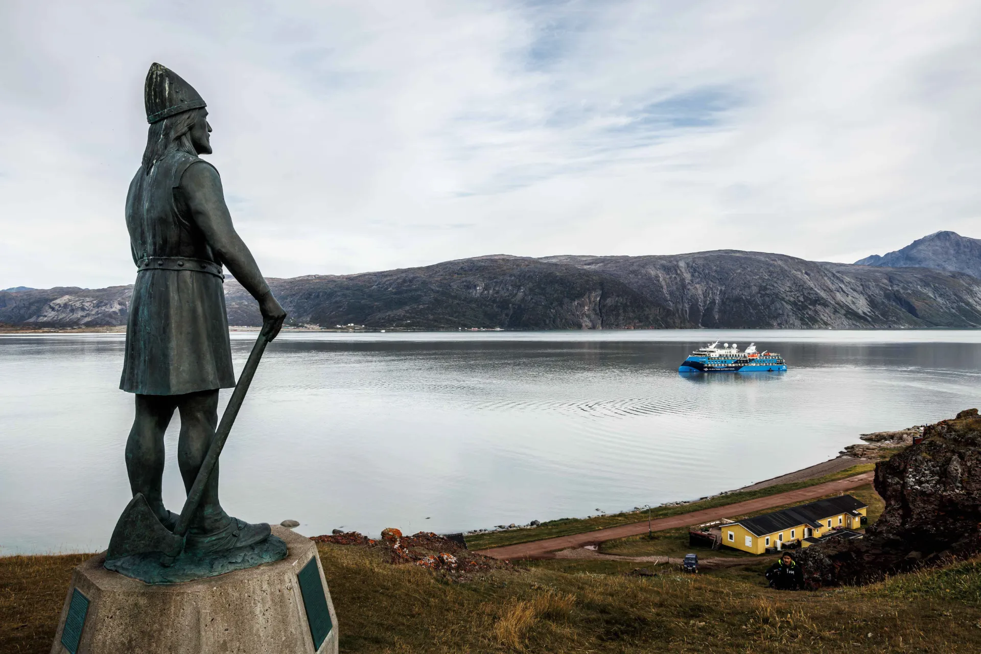 Leif Erikssonin patsas Qassiarsukissa Etelä-Grönlannissa, missä Erik Punainen asettui
