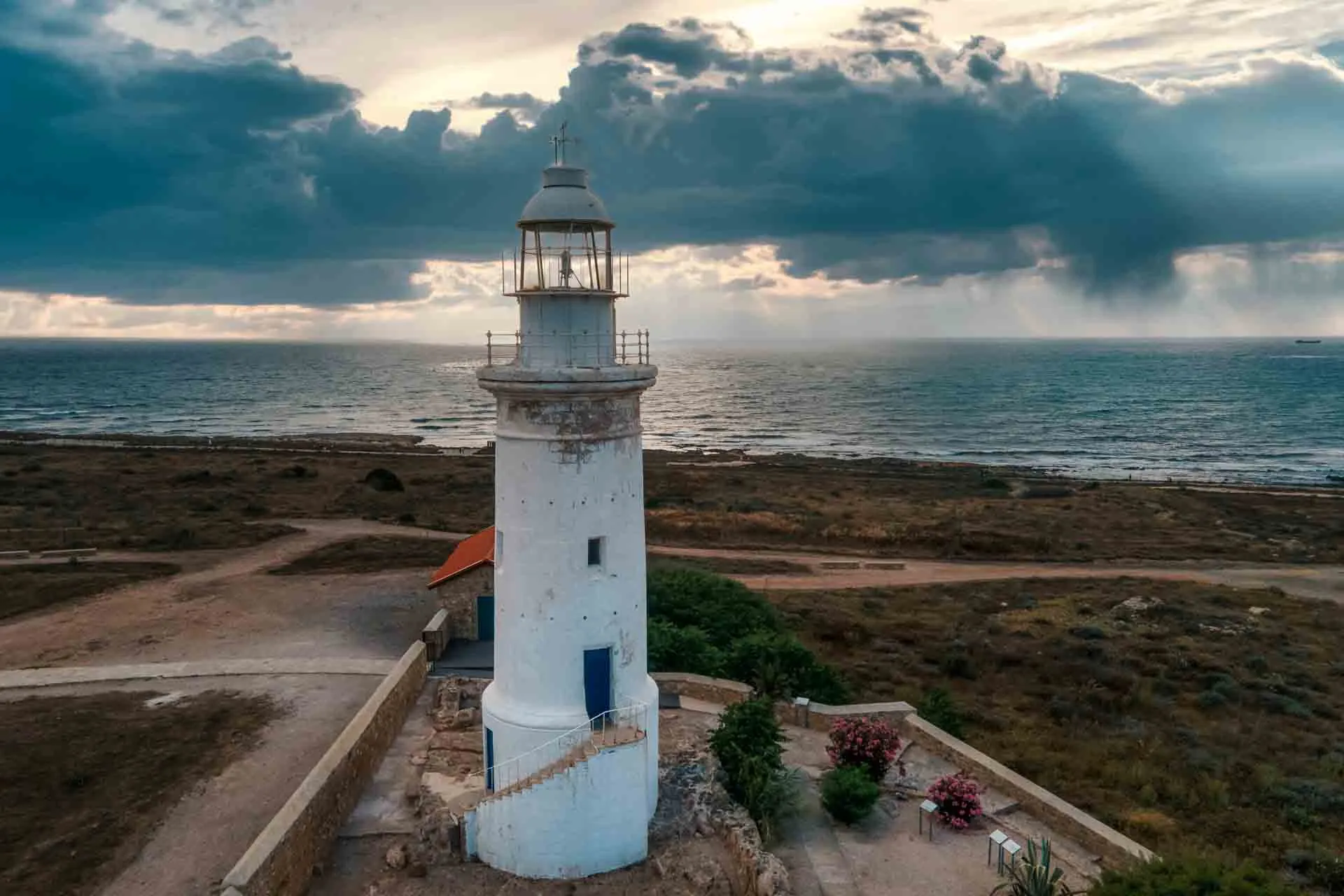 Paphoksen majakka on noin 20 metriä korkea Paphoksen majakka on noin 20 metriä korkea