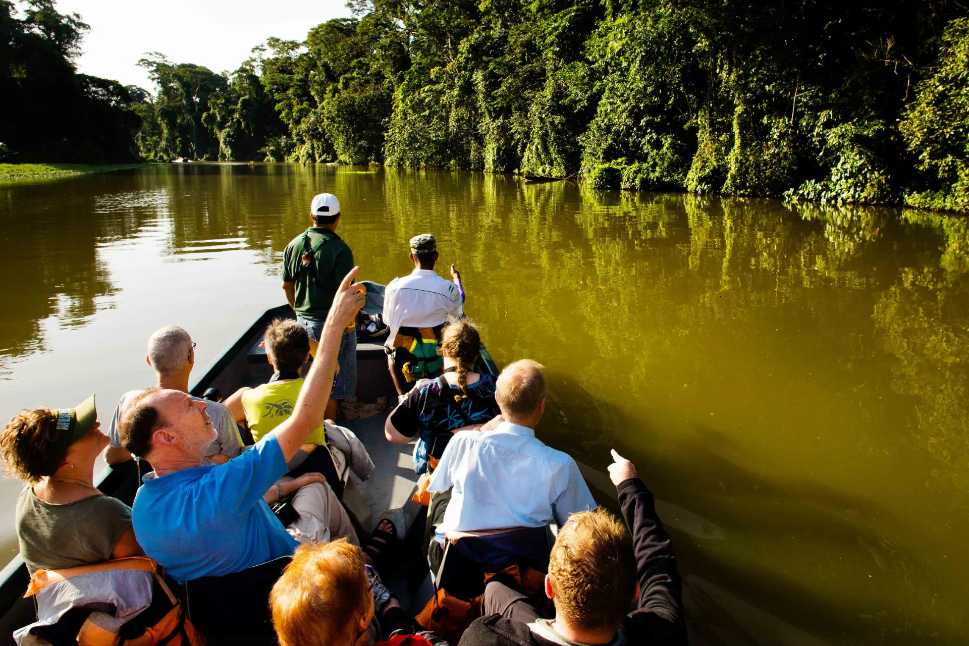 Venematka Tortugueron kansallispuiston rauhallisilla kanavilla, Costa Ricassa