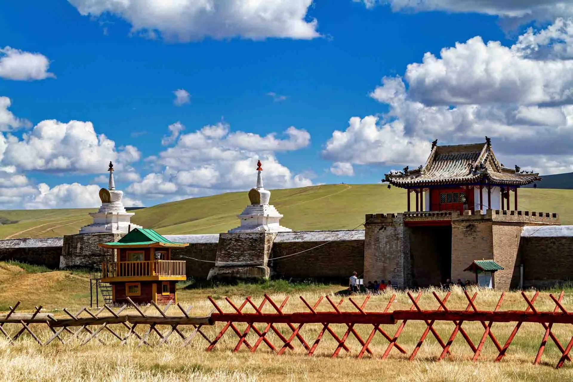 Erdene Zuu -luostarin sisäänkäynti Karakorumin lähellä Erdene Zuu -luostarin sisäänkäynti Karakorumin lähellä