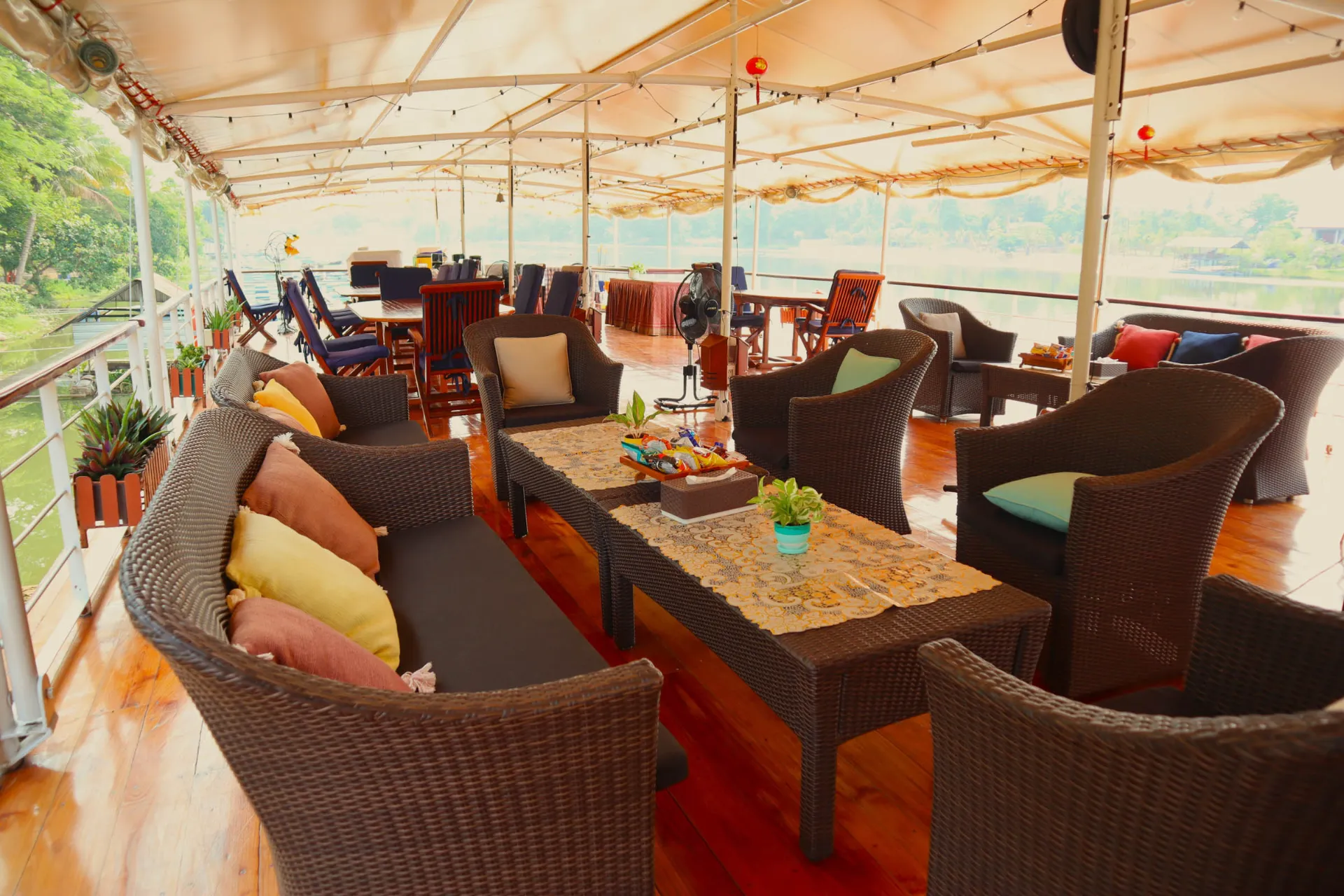 Laivan sisustus pehmeillä tyynyillä Laivan sisustus pehmeillä tyynyillä