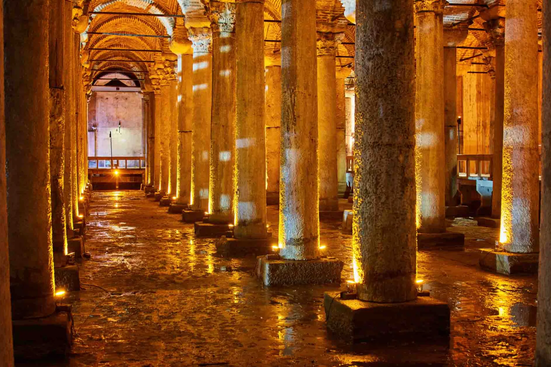 Mystinen Basilika-säiliö Istanbulissa, maanalainen vesipalatsi 500-luvulta