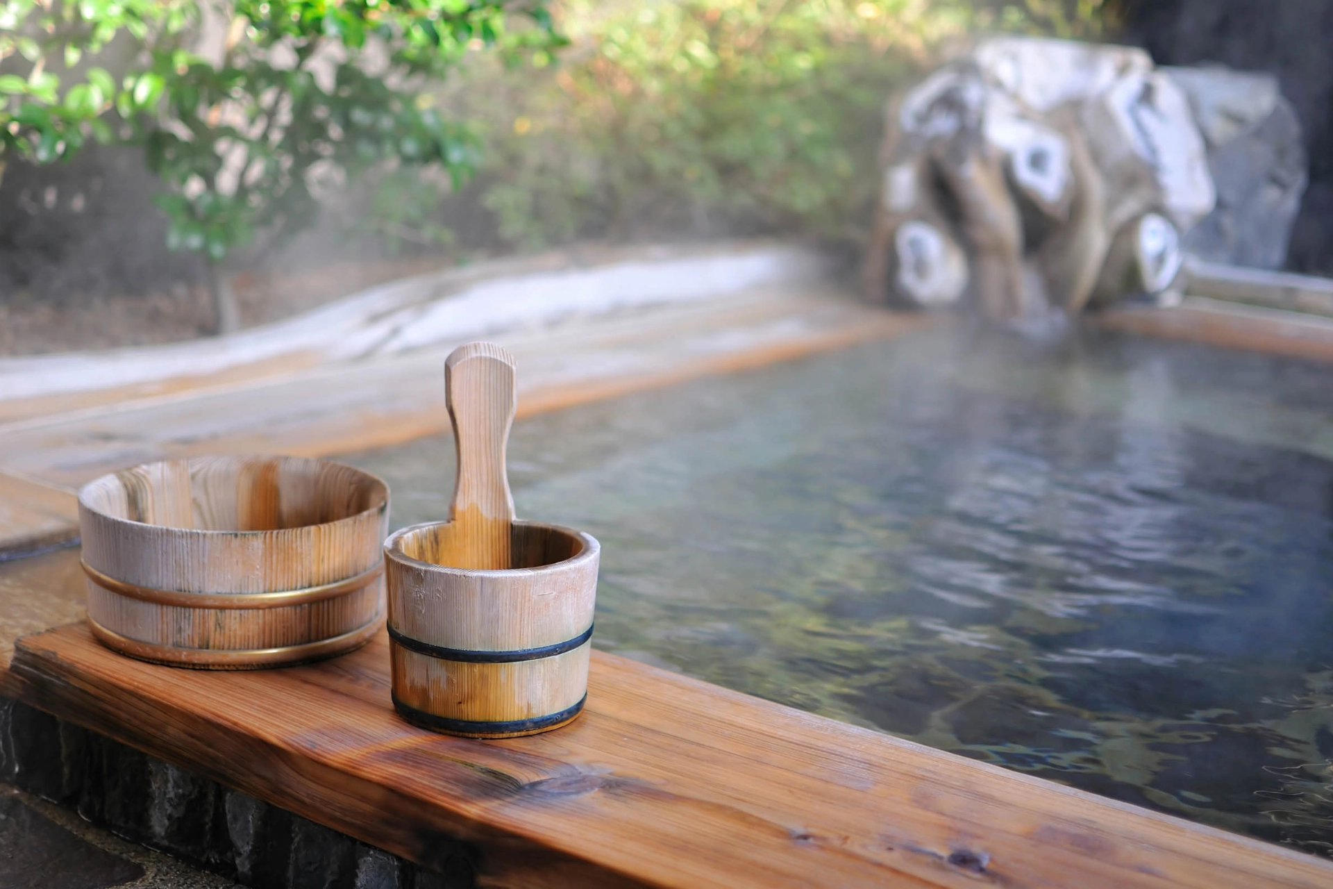Onsen – perinteinen japanilainen kuuma lähdekylpy rentoutumiseen ja hyvinvointiin