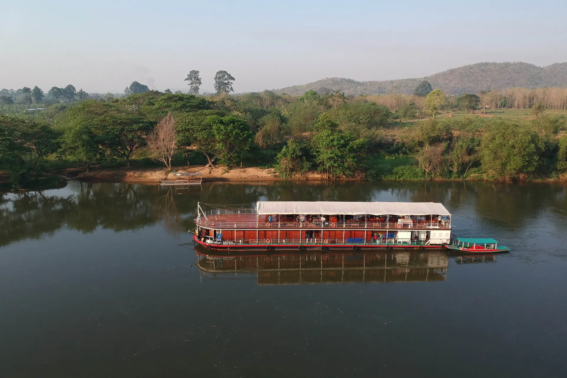 Laiva lipuu hiljaa Laiva lipuu hiljaa