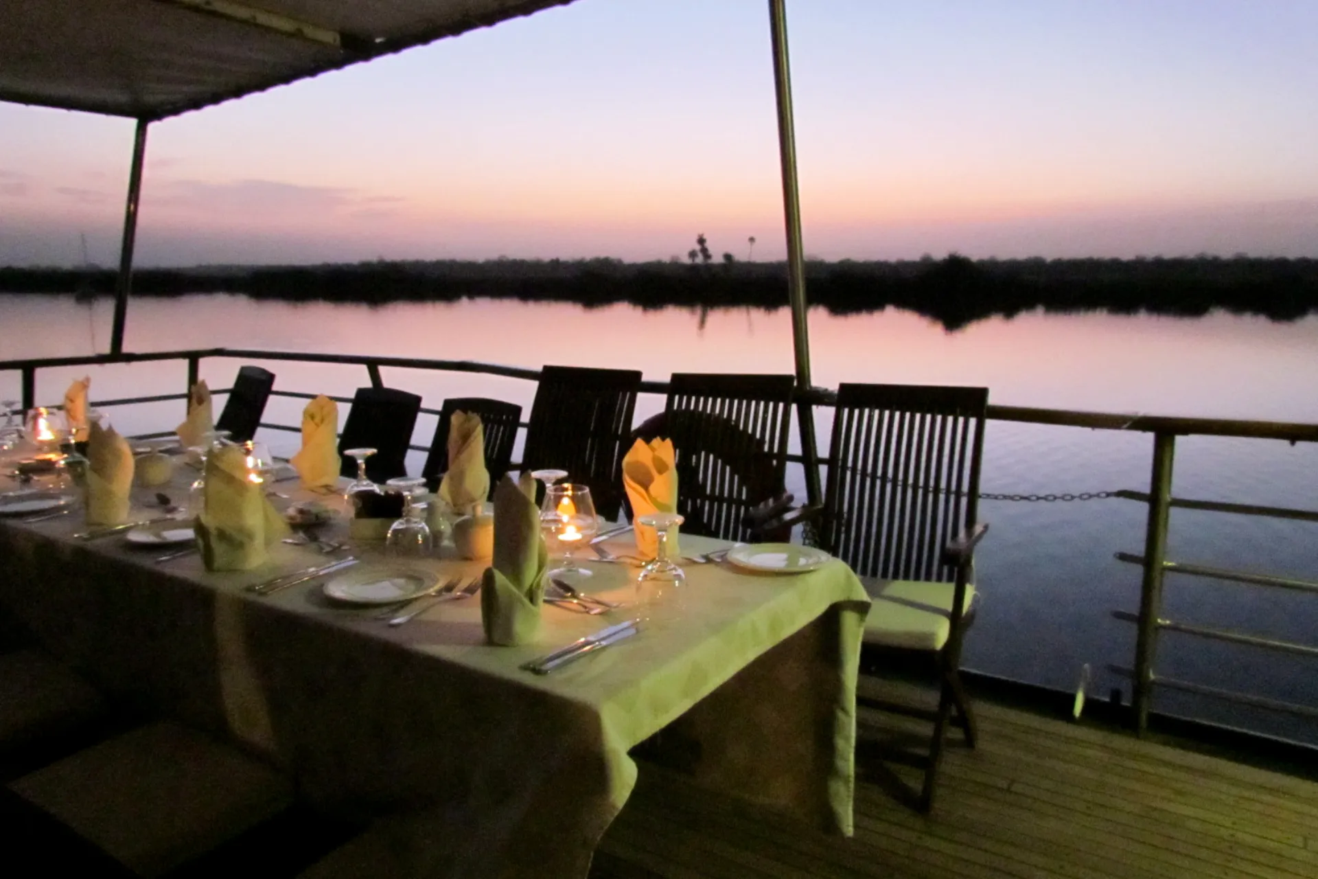 Pöytä on katettu illalliselle peräkannella