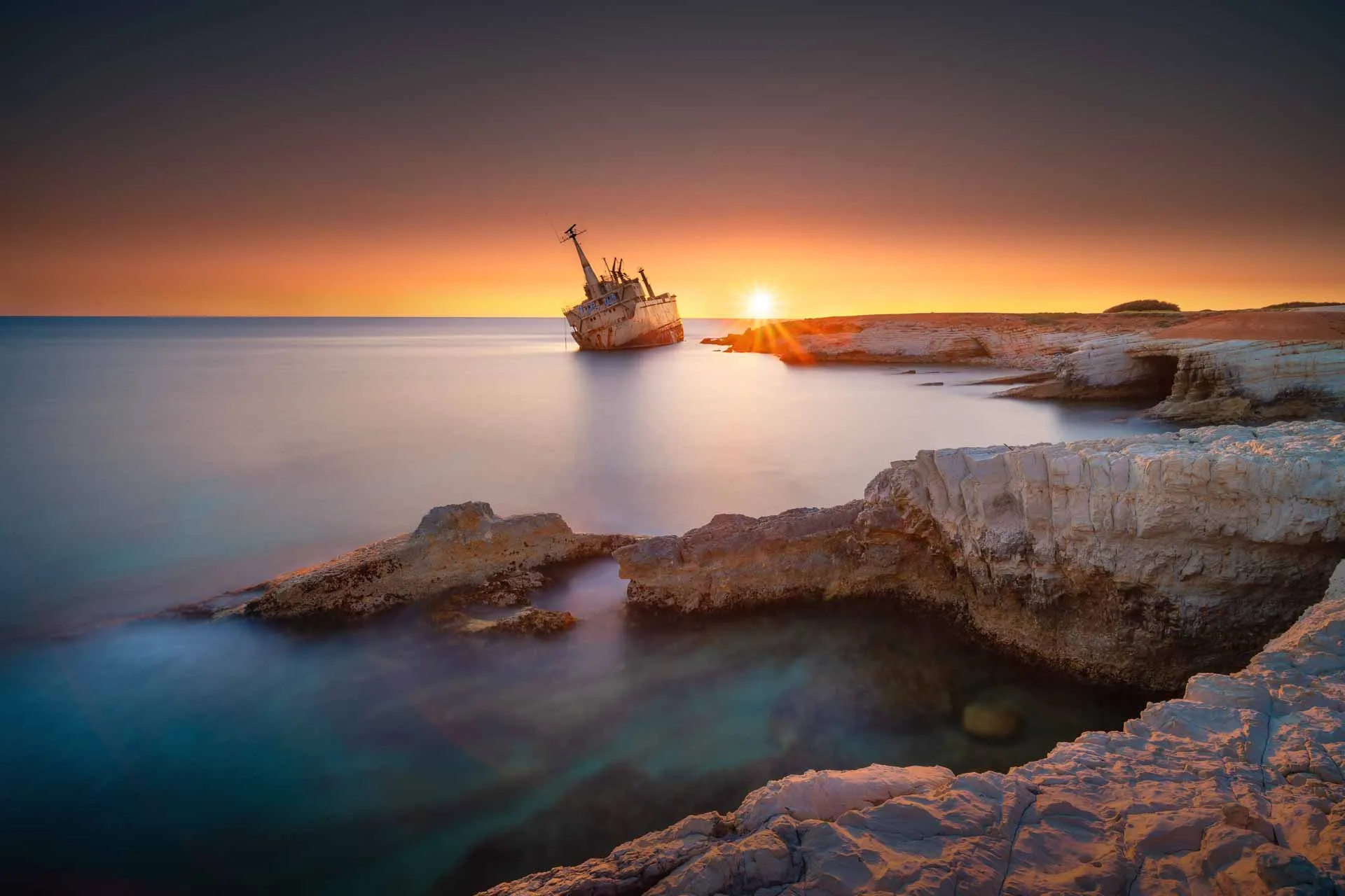 Auringonlasku laivanhylyn kanssa – kummallista kyllä, suosittu turistikohde Auringonlasku laivanhylyn kanssa – kummallista kyllä, suosittu turistikohde