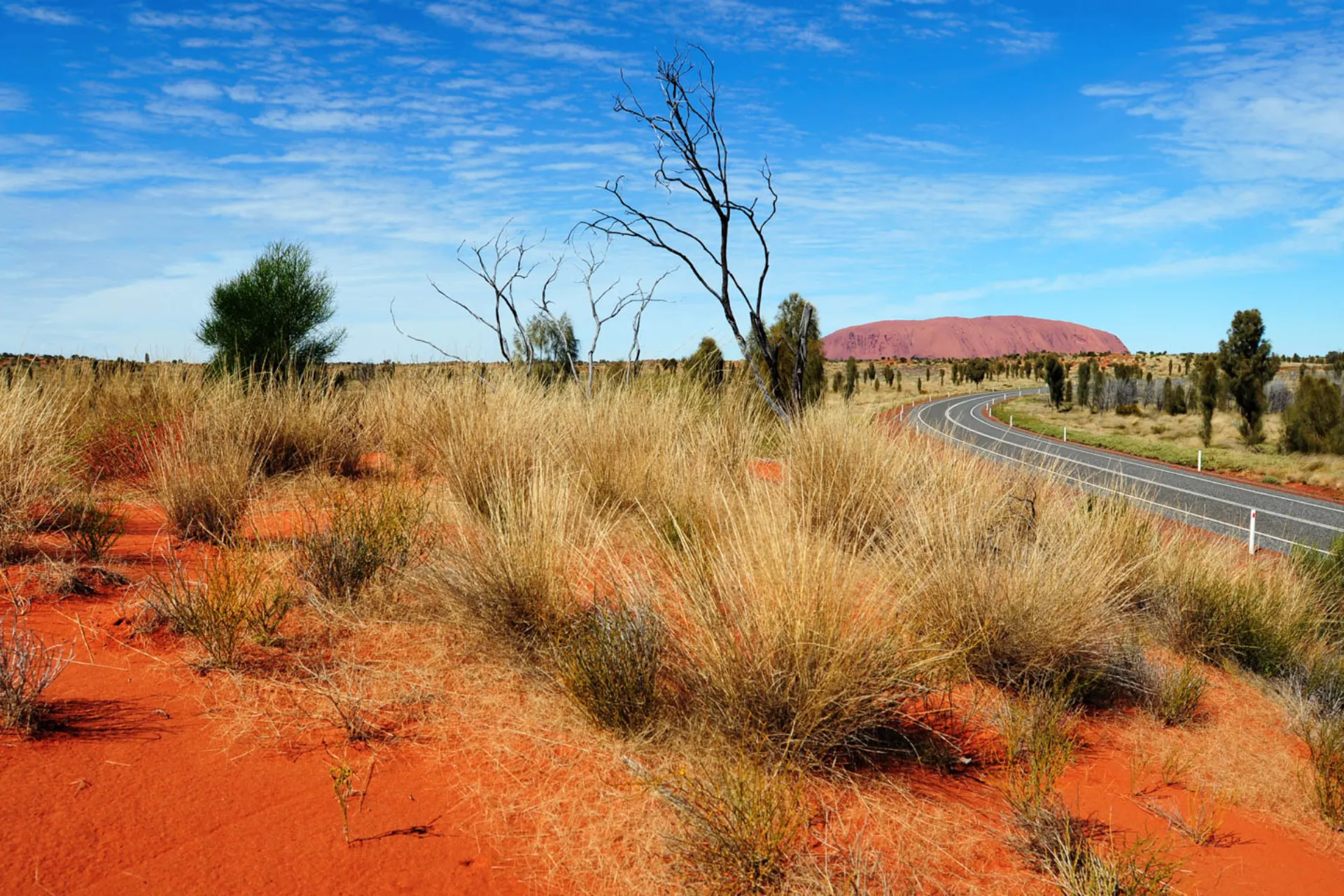 Ayers Rock vaihtaa väriä auringon liikke Ayers Rock vaihtaa väriä auringon liikke