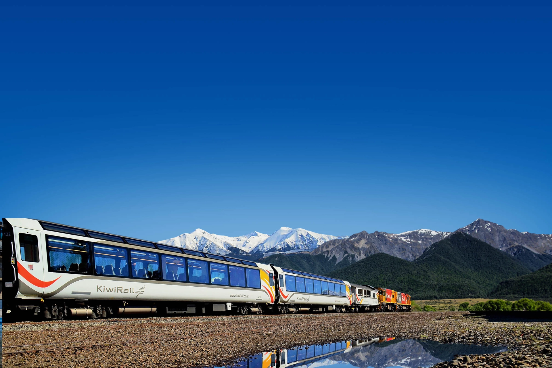 TranzAlpine-junassa on suuret panoraamaikkunat ja avoin näköalavaunu valokuvausta varten.