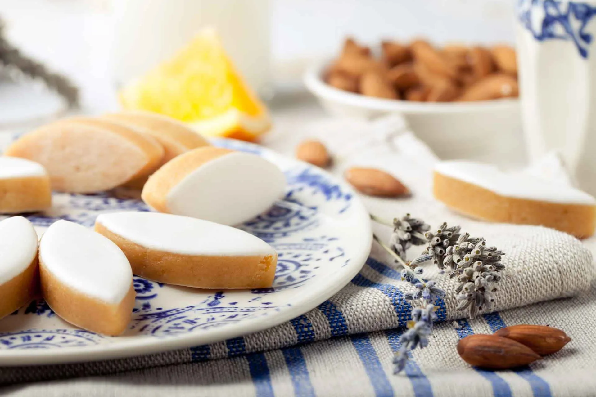 Klassiset calissons d’Aix – erikoisuus, joka on valmistettu manteleista, sokeroiduista hedelmistä (erityisesti melonista ja appelsiininkuoresta), päällystetty ohuella sokerikuorrutteella