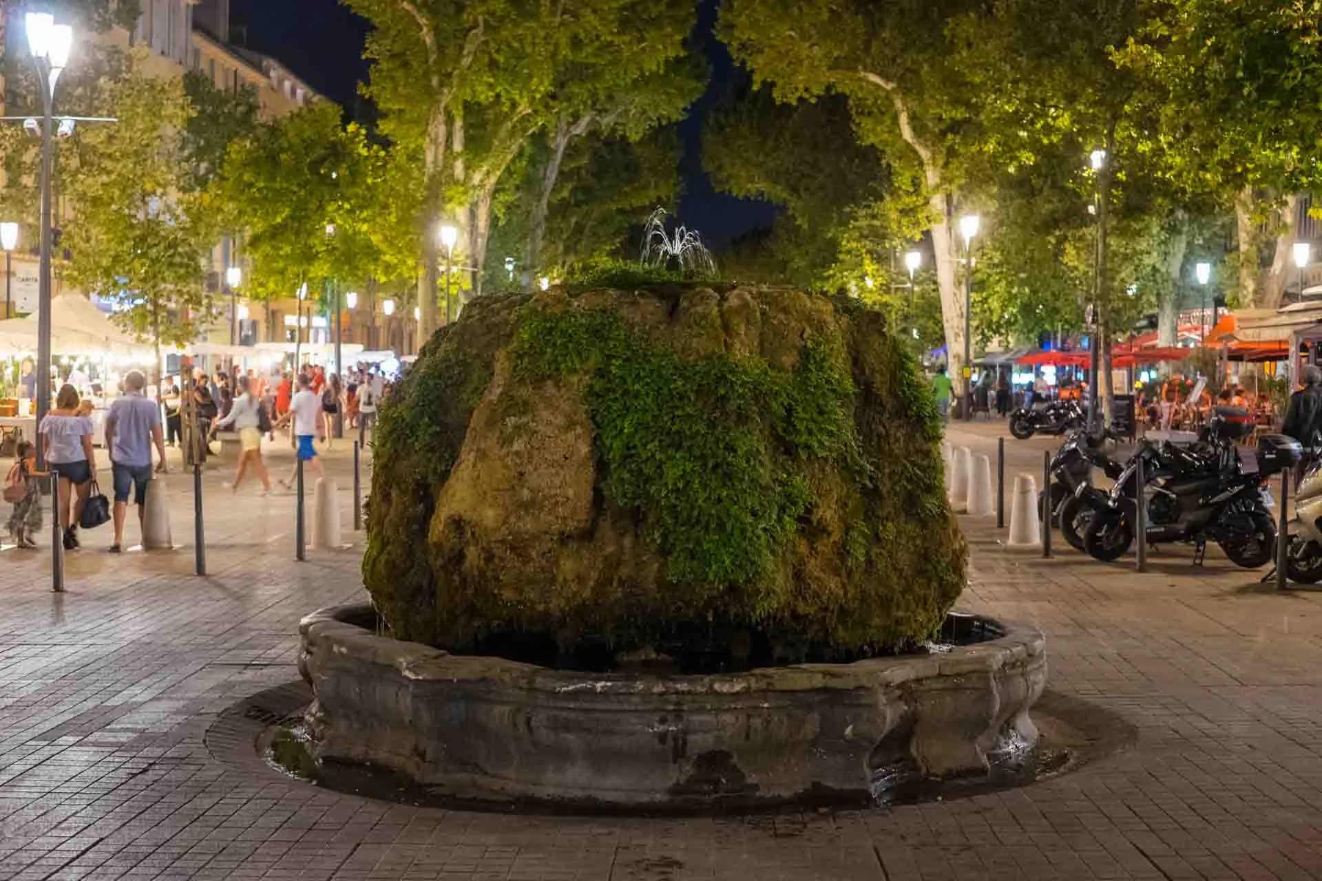 Tunnettu ”Fontaine d’Eau Chaude” -suihkulähde Cours Mirabeaulla Aix-en-Provencessa, 18° lämmintä vettä