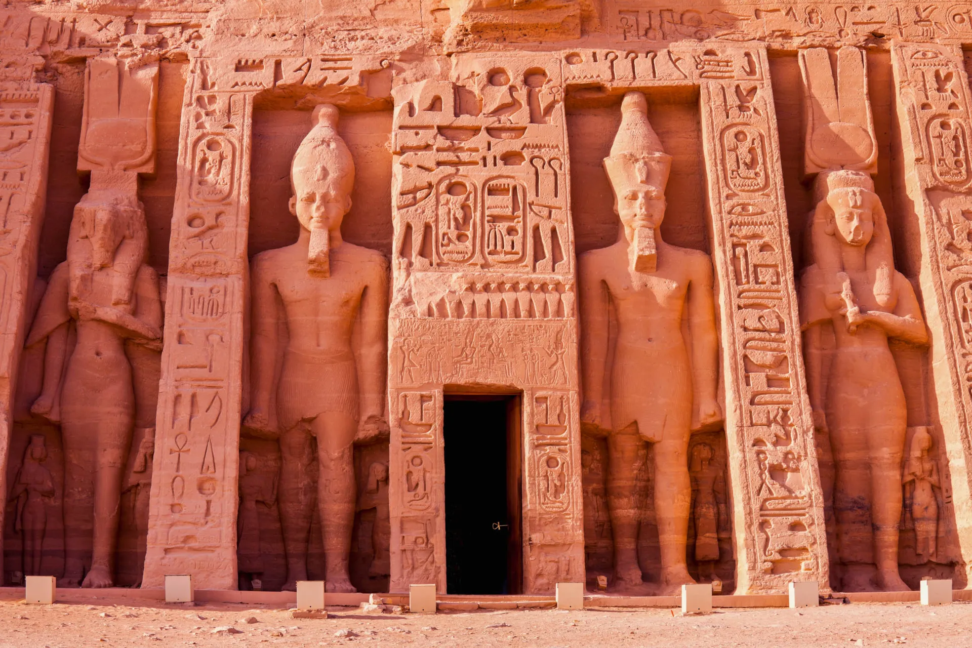 Pieni Abu Simbelin temppeli, rakennettu noin 1250 eaa. Ramses II:n toimesta