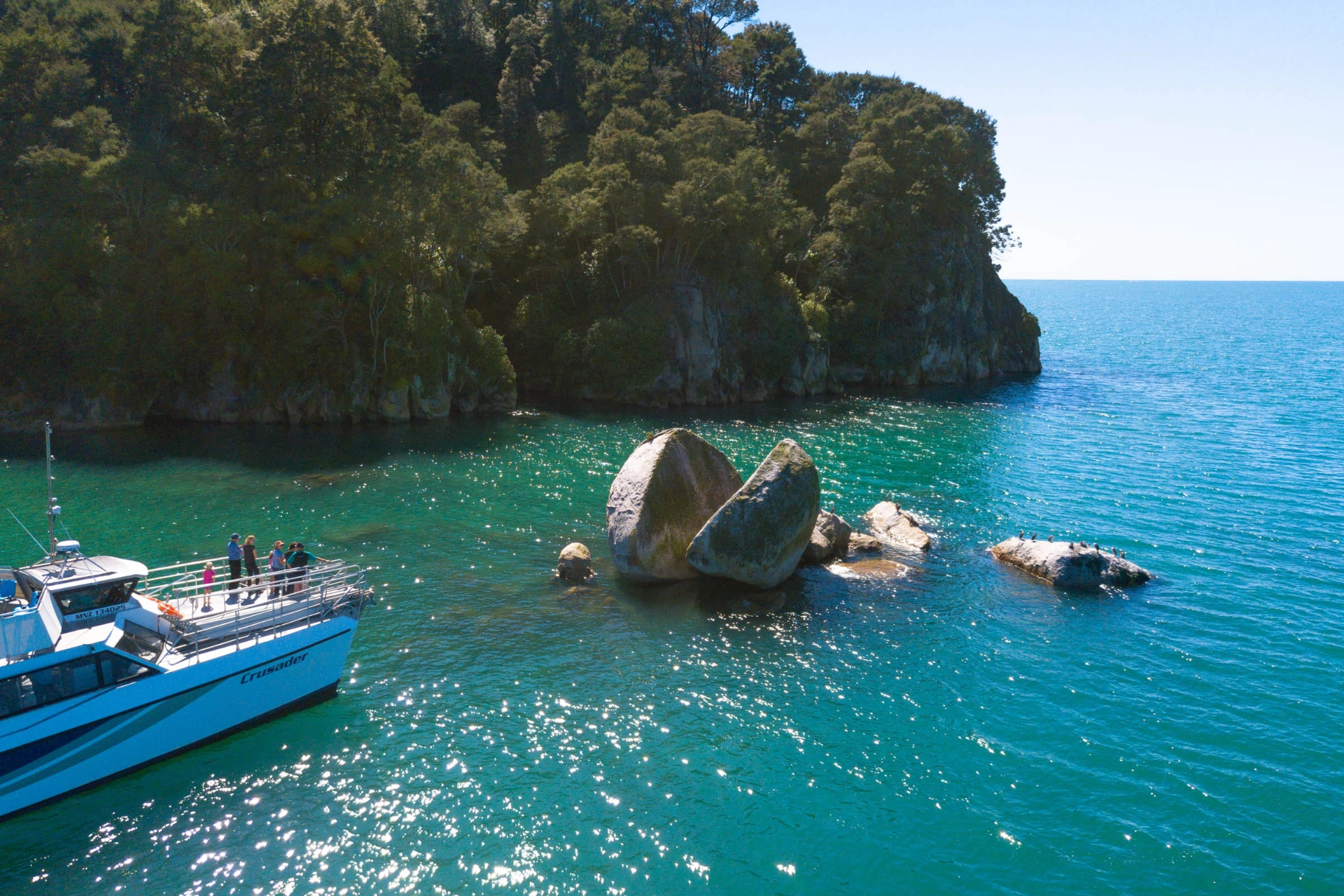 Split Apple Rock, joka sijaitsee Tasman Bayn rannikolla