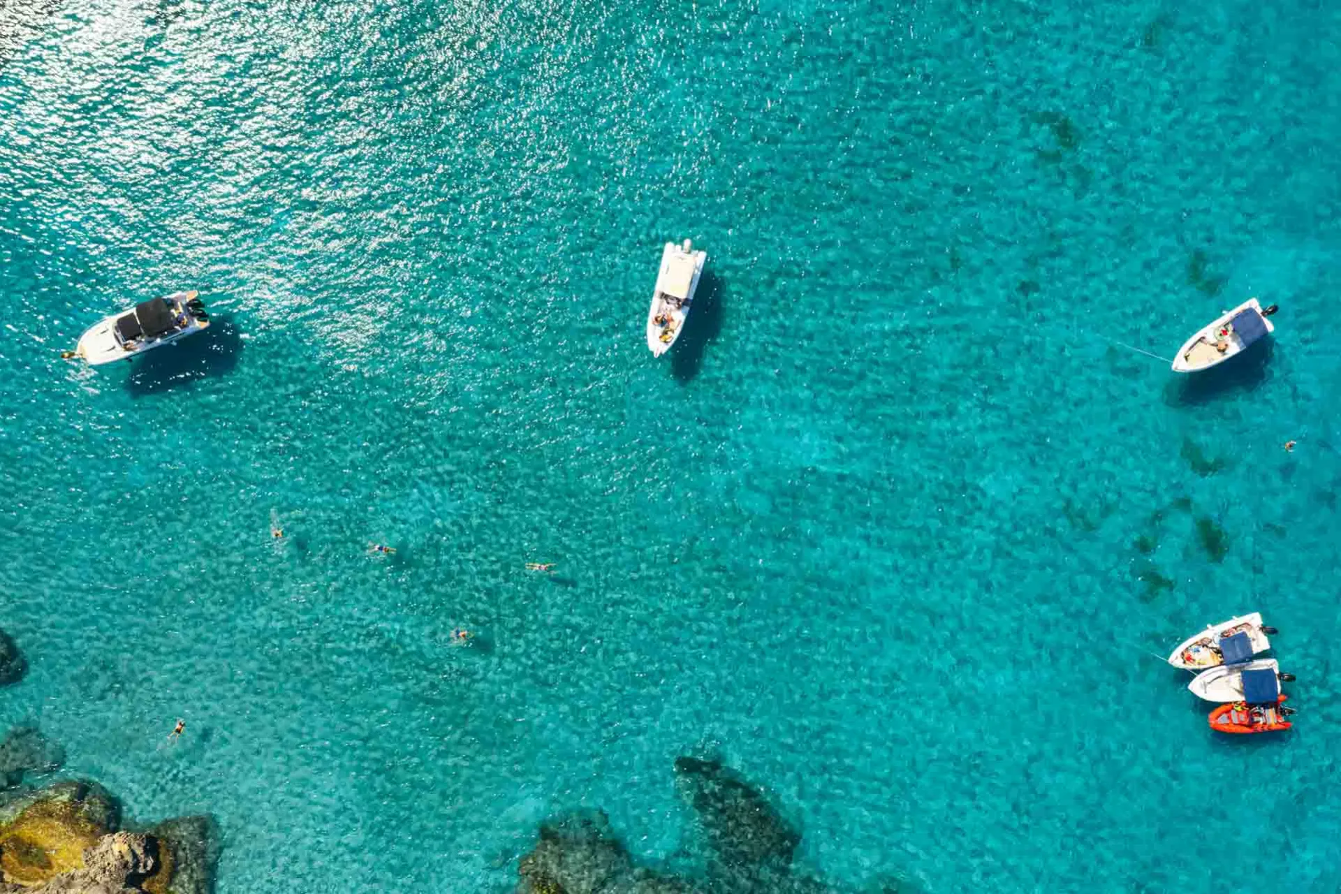 Auringonpaistetta ja turkoosinsinistä vettä Auringonpaistetta ja turkoosinsinistä vettä