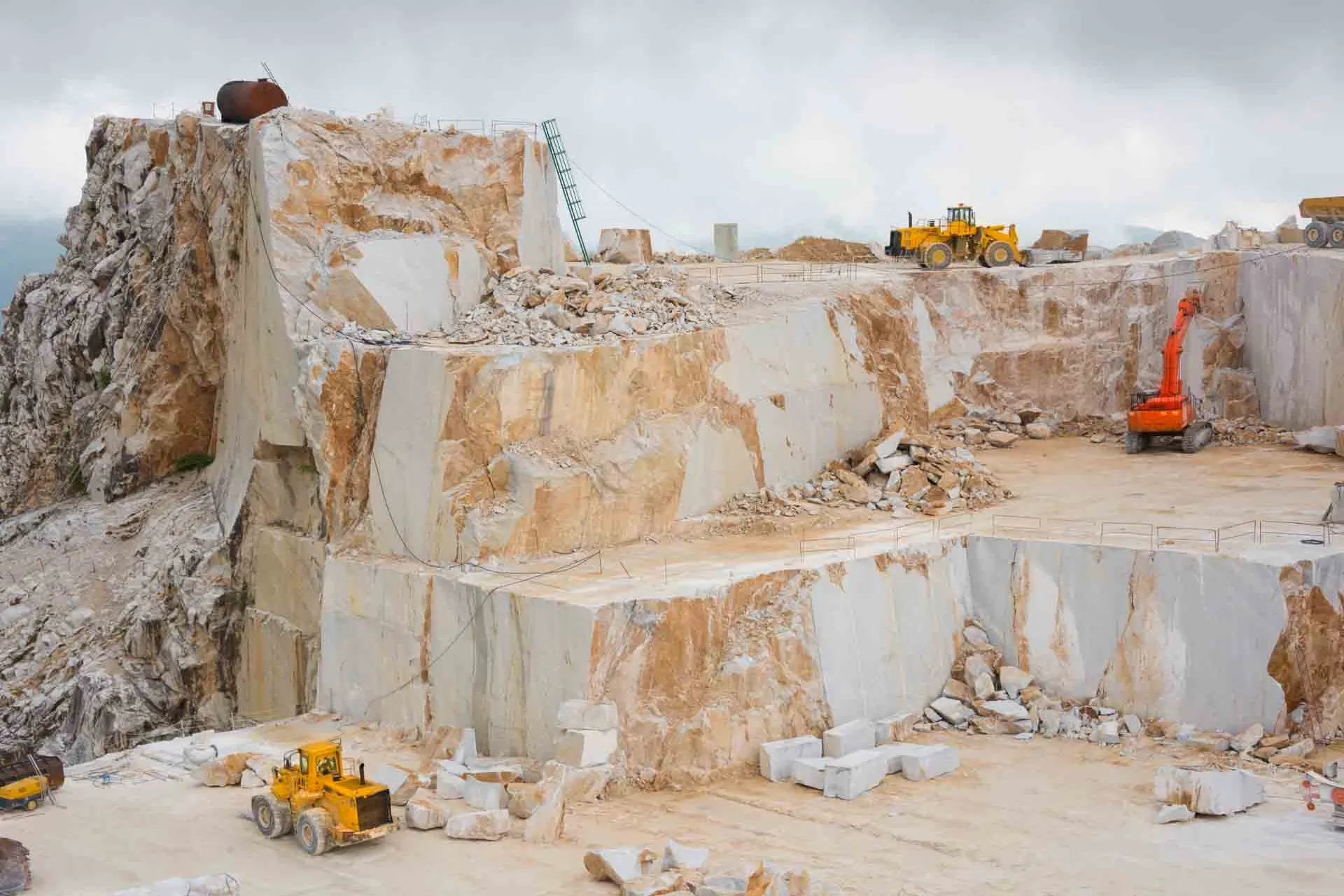 Carraran marmorialue suurten kivipaasien ja työkoneiden kanssa Carraran marmorialue suurten kivipaasien ja työkoneiden kanssa