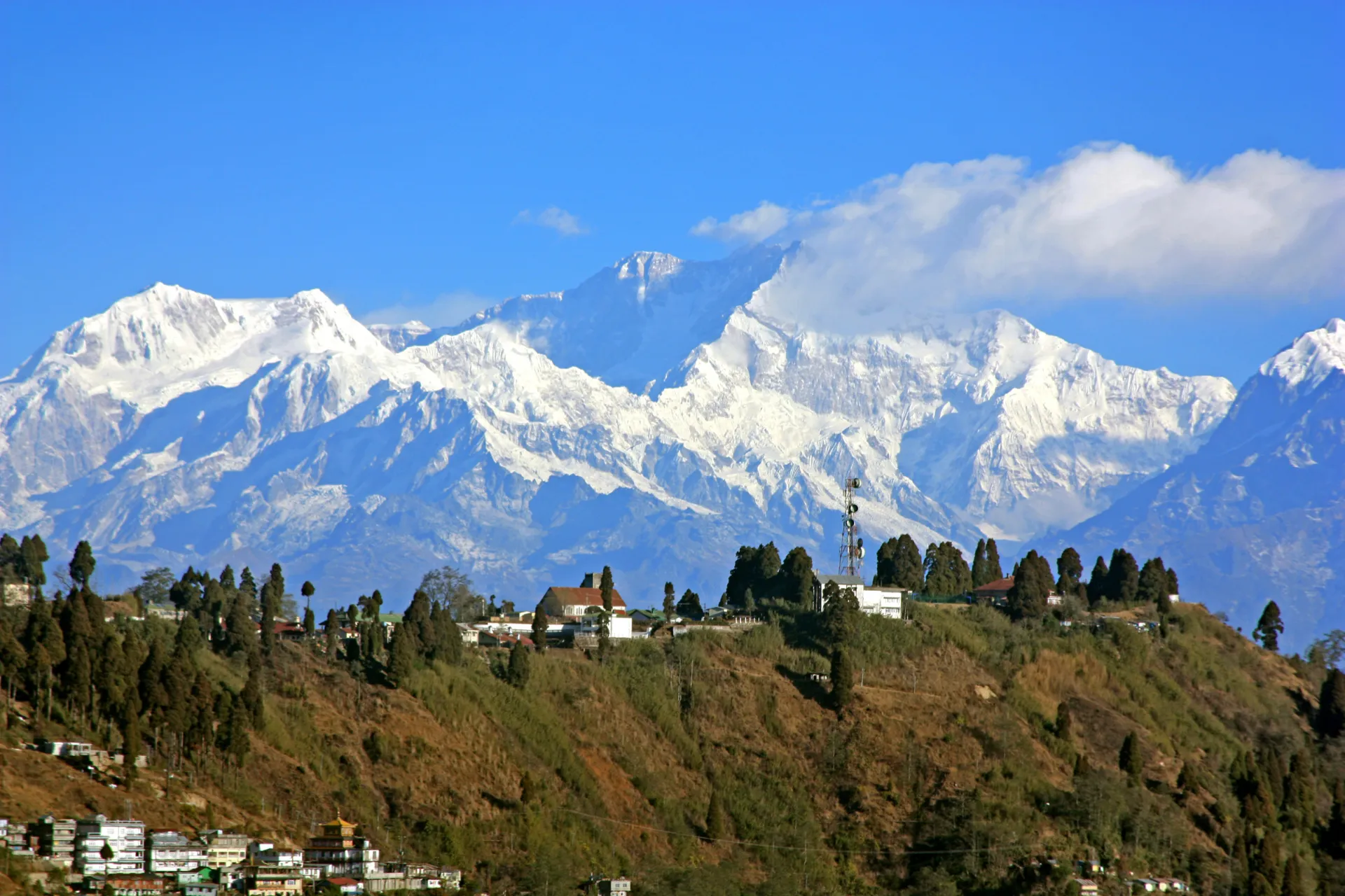 Darjeeling, taustalla noin 8 600 m korkeat lumihuippuiset Kangchenjunga-vuoret