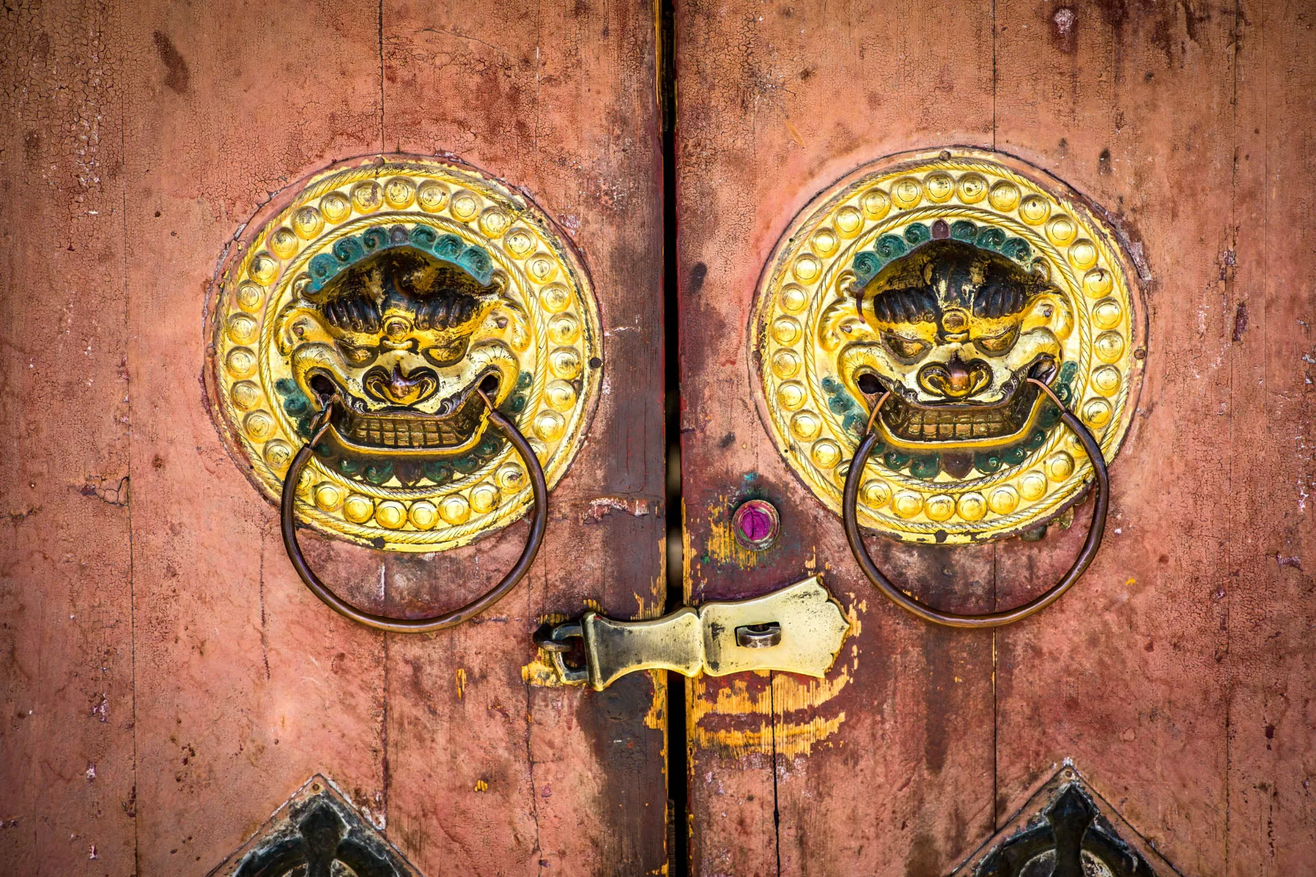 Koristeelliset leijonanpää-ovenkahvat – perinteinen suojelun symboli kiinalaisessa ja mongolialaisessa arkkitehtuurissa Koristeelliset leijonanpää-ovenkahvat – perinteinen suojelun symboli kiinalaisessa ja mongolialaisessa arkkitehtuurissa