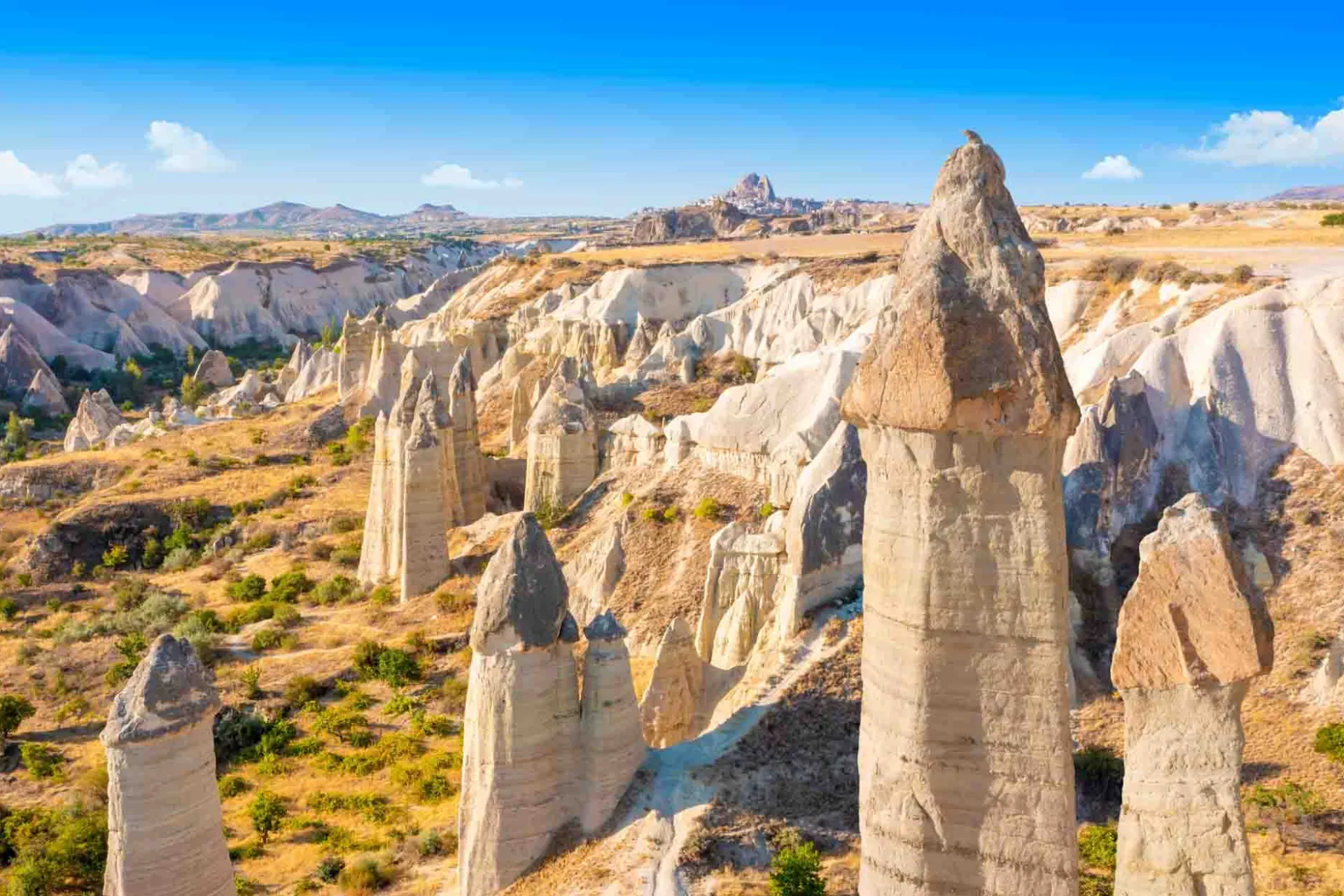 Fairy chimneys Kappadokiassa lähellä Göremeä, Turkki – ainutlaatuinen maisema, jonka tuuli ja vesi ovat muovanneet tuhansien vuosien aikana Fairy chimneys Kappadokiassa lähellä Göremeä, Turkki – ainutlaatuinen maisema, jonka tuuli ja vesi ovat muovanneet tuhansien vuosien aikana
