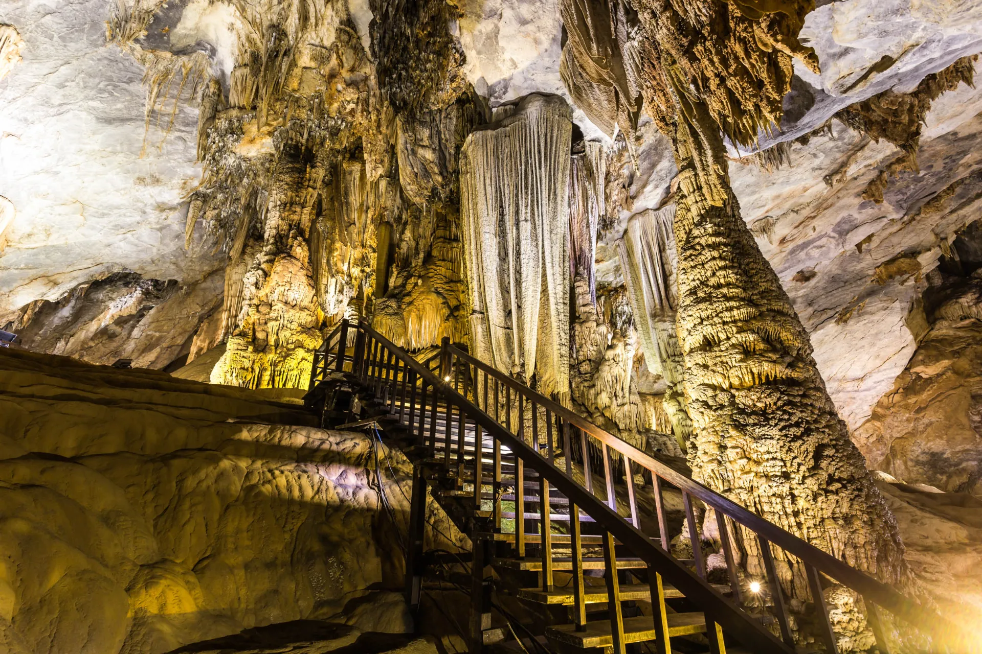 Taianomainen Paradise-luola Dong Hoissa Taianomainen Paradise-luola Dong Hoissa