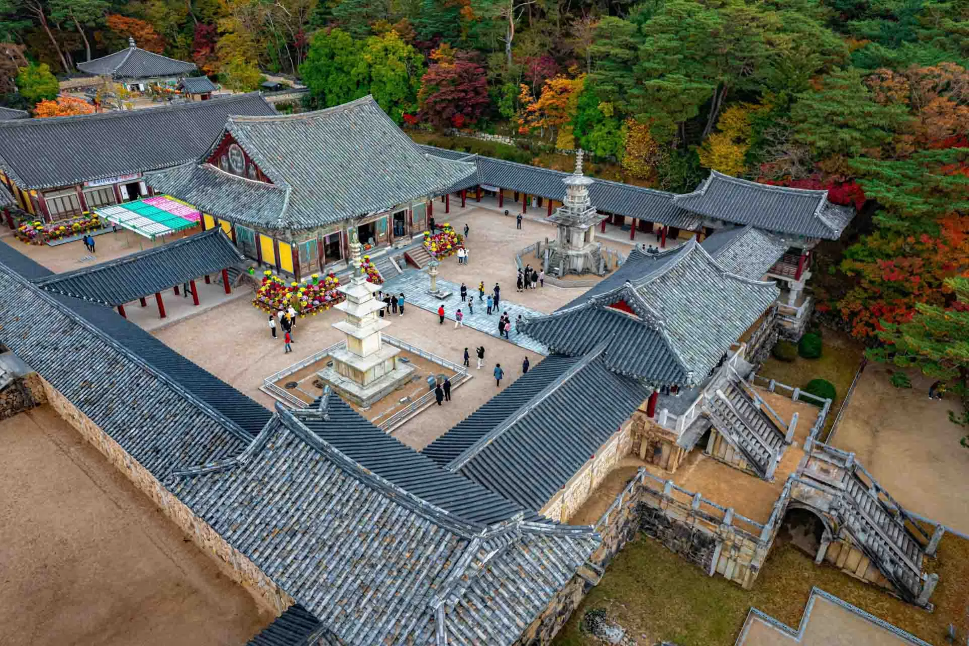Bulguksa-temppeli Gyeongjussa on korealaisen buddhismin Jogye-järjestön päätemppeli