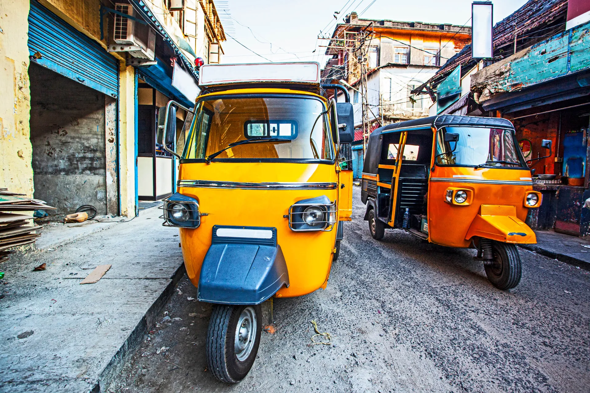 Intialaiset, värikkäät riksat