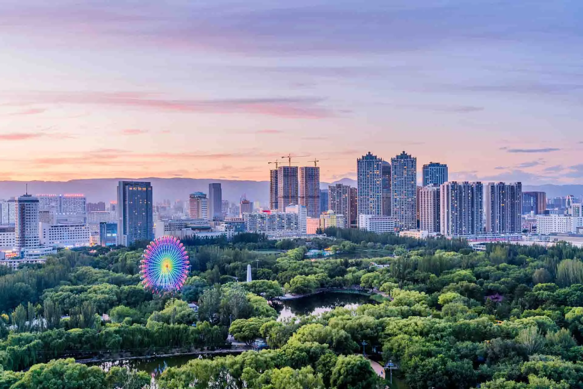 Qincheng-puisto Hohhotissa, Sisä-Mongolian pääkaupungissa, taustalla moderni kaupunkisiluetti Qincheng-puisto Hohhotissa, Sisä-Mongolian pääkaupungissa, taustalla moderni kaupunkisiluetti