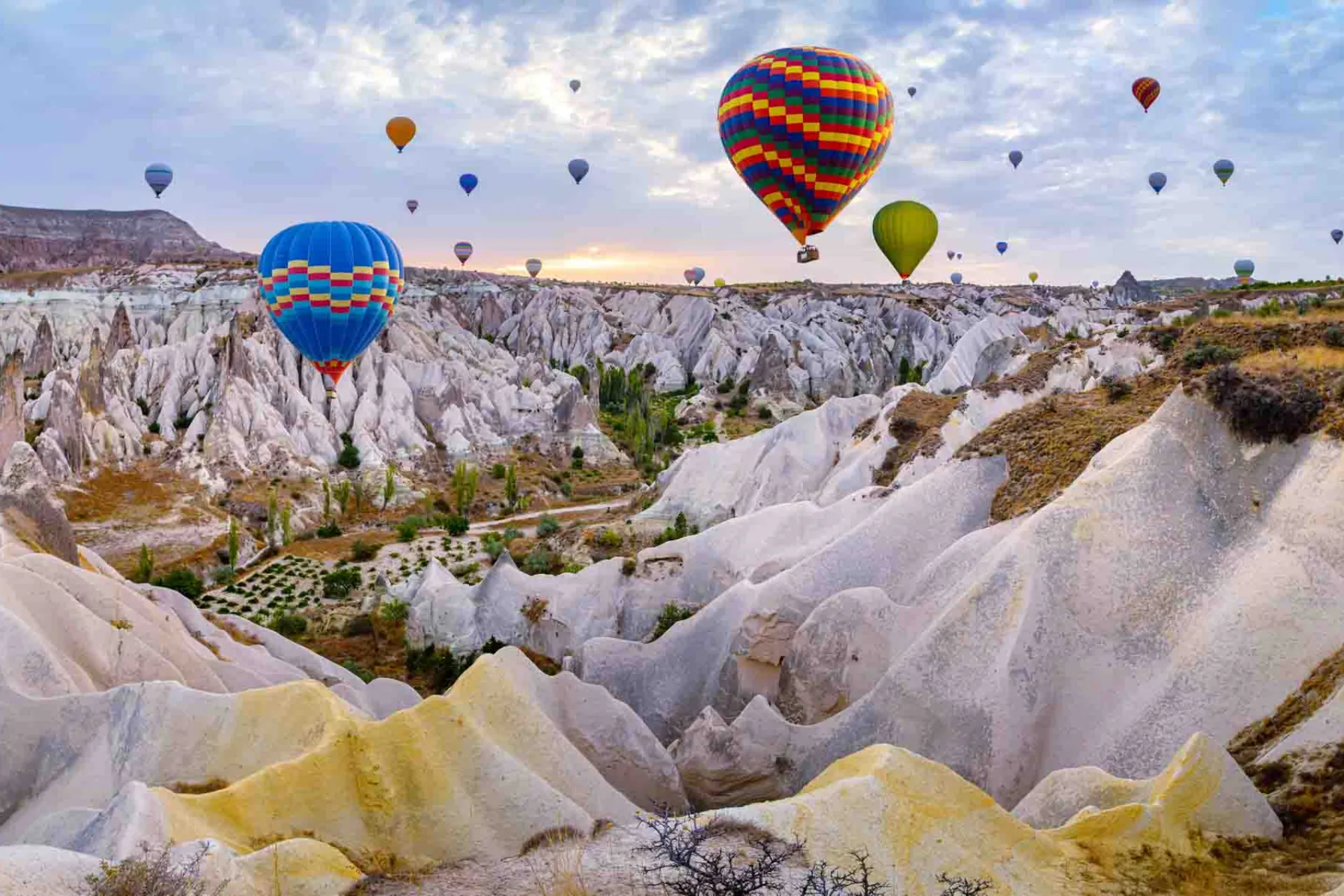 Kuumailmapallot leijuvat Kappadokian ainutlaatuisten kalliomuodostelmien yllä Kuumailmapallot leijuvat Kappadokian ainutlaatuisten kalliomuodostelmien yllä