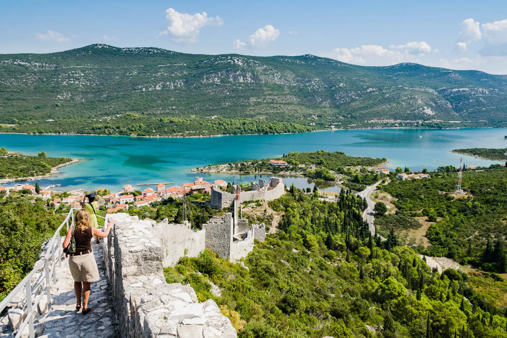 Ston Pelješacin niemimaalla Kroatiassa – tunnettu vaikuttavista keskiaikaisista muureistaan, usein kutsuttu ”Euroopan Kiinan muuriksi”