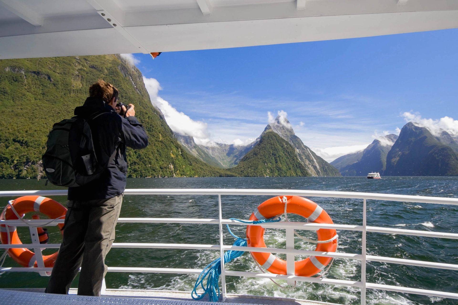 Milford Sound, nähtynä laivan kannelta, taustalla tunnusomainen Mitre Peak -vuori
