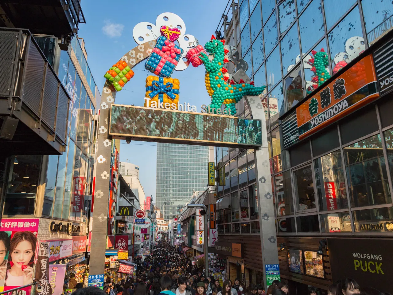 Tokion Harajuku-alue tunnetaan nuorisokulttuurista ja muodista Tokion Harajuku-alue tunnetaan nuorisokulttuurista ja muodista