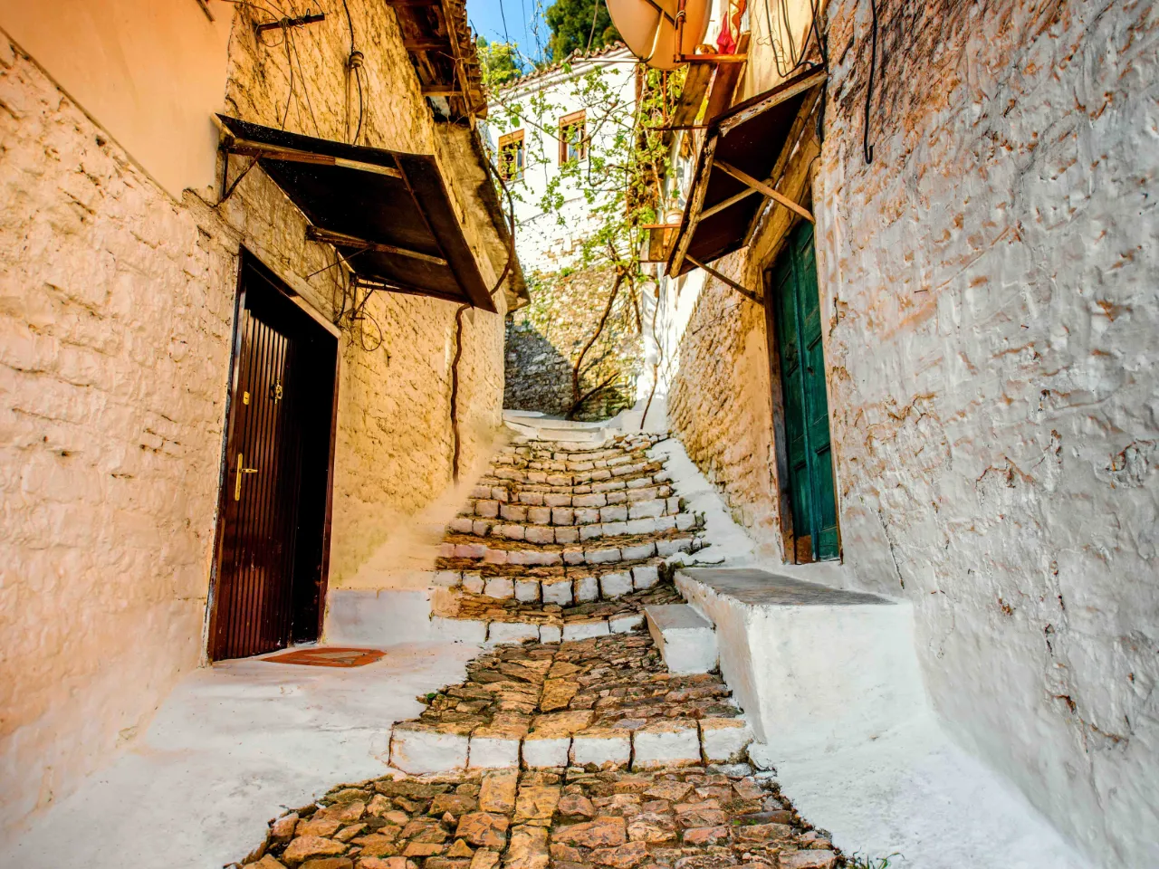 Viehättävä mukulakivikujanne Beratin historiallisessa kaupunginosassa, Albania Viehättävä mukulakivikujanne Beratin historiallisessa kaupunginosassa, Albania