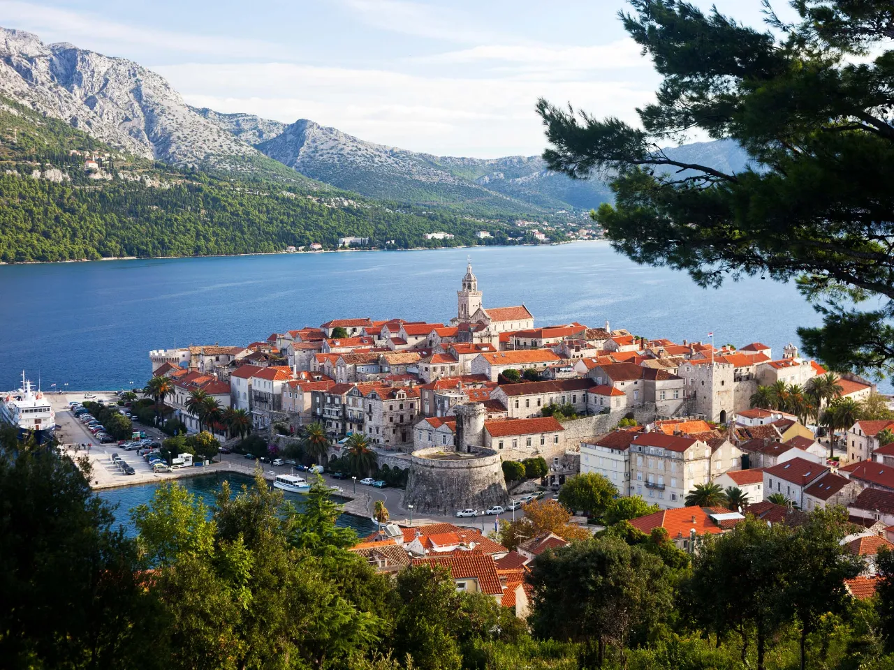 Korčula on kuudenneksi suurin saari Kroatian saaristossa Korčula on kuudenneksi suurin saari Kroatian saaristossa