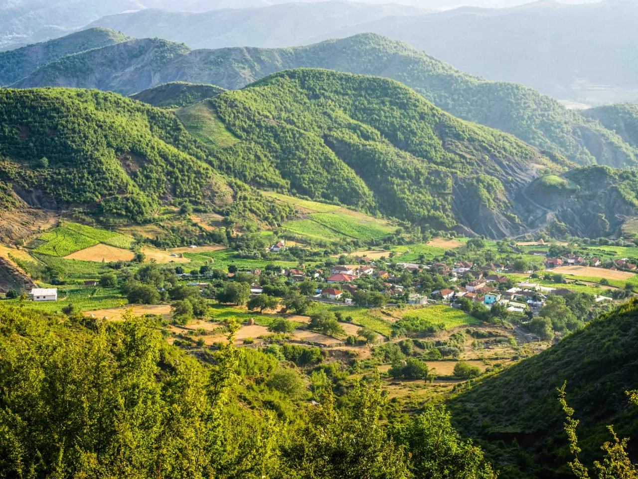 Elbasan, Albania – historiallinen kaupunki, tunnettu ottomaanilinnoituksesta, vanhoista moskeijoista ja elävästä kulttuurista Elbasan, Albania – historiallinen kaupunki, tunnettu ottomaanilinnoituksesta, vanhoista moskeijoista ja elävästä kulttuurista