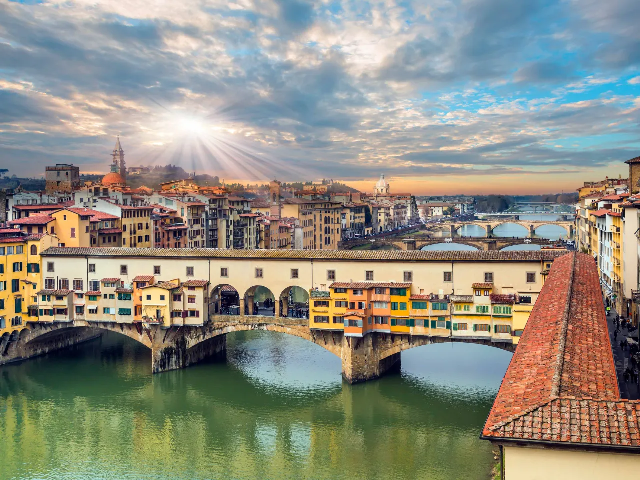 Ponte Vecchio -silta Arno-joen yli Firenzessä