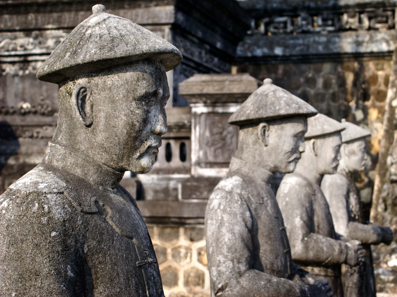 Suuret kivipatsaat keisari Khai Dihnin mausoleumilla - Hué