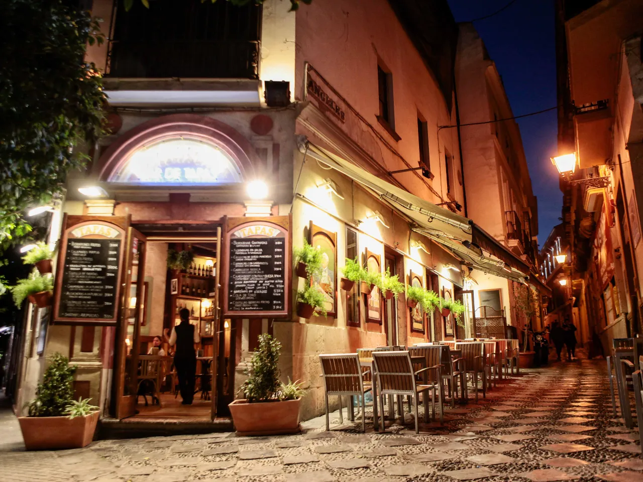 Sevillan legendaarinen juutalaiskaupunginosa Barrio Santa Cruz Sevillan legendaarinen juutalaiskaupunginosa Barrio Santa Cruz